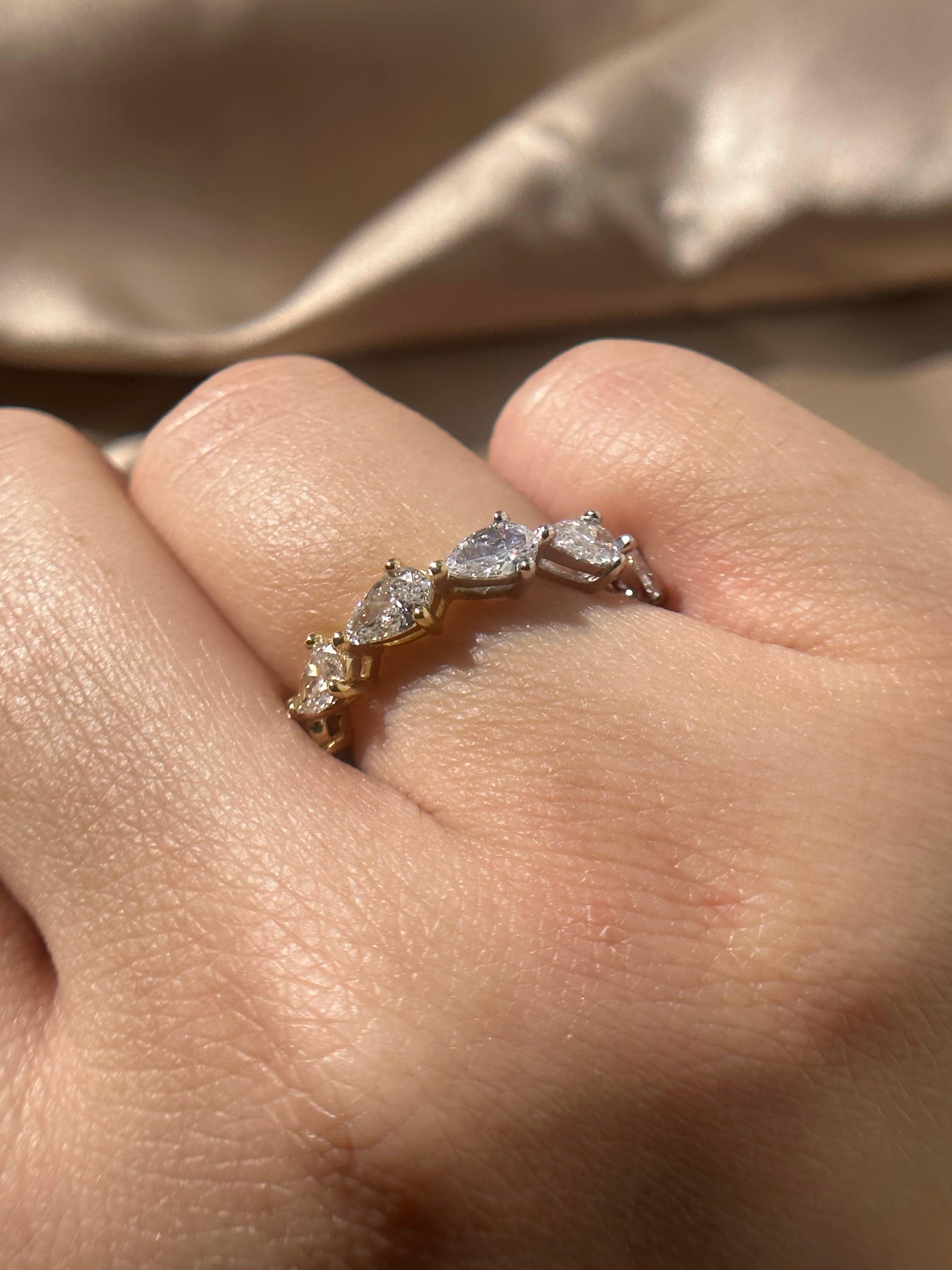 Halb- und halber Eternity-Ring aus 18 Karat Weiß-Gelbgold mit Diamanten in Birnenform im Zustand „Neu“ im Angebot in Los Angeles, CA