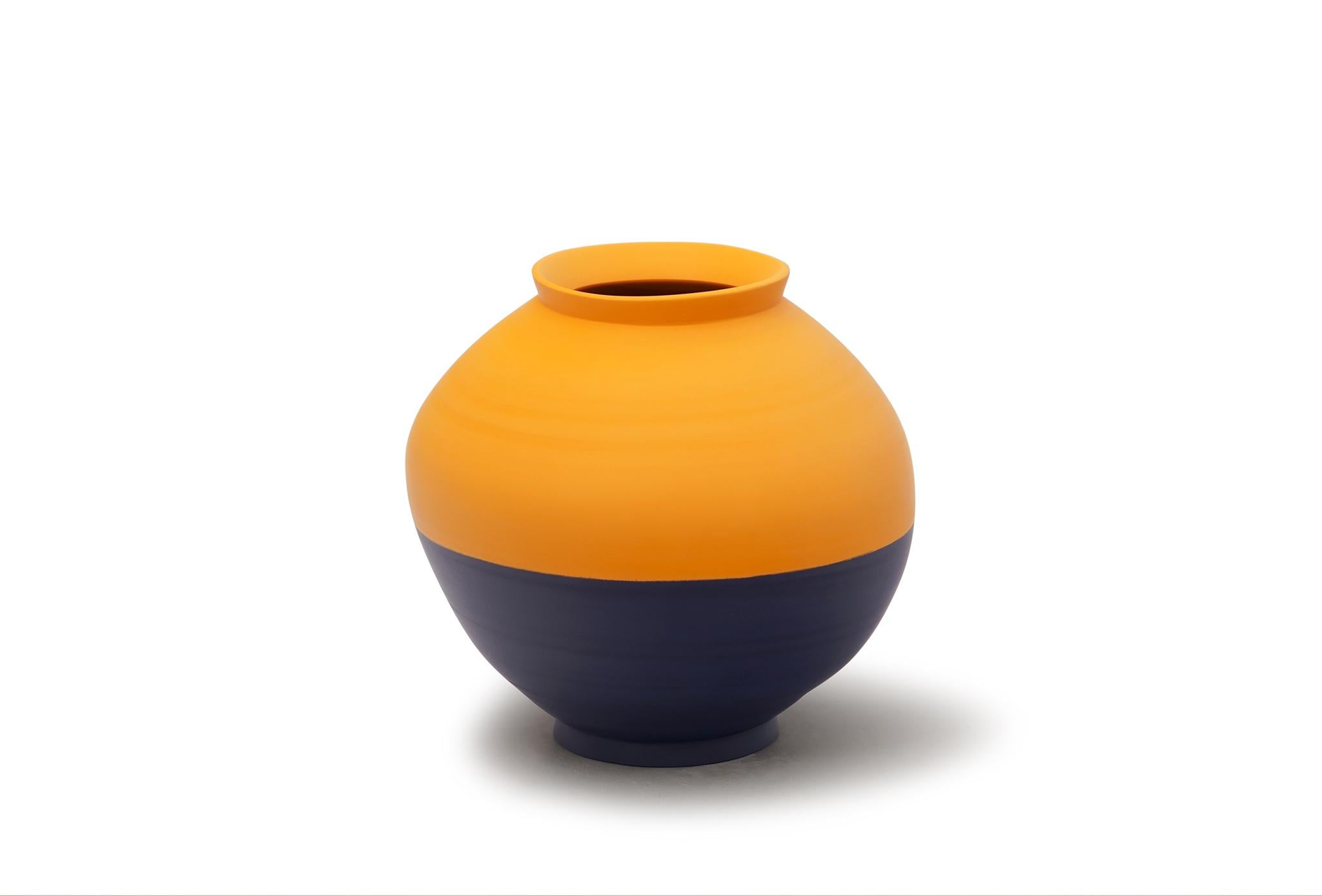 Halbe Vase von Jung Hong
Einzigartiges Stück
Abmessungen: B 22 x T 22 x H 23 cm
MATERIALIEN: Porzellan.

Ich verwende die Technik des 'sang-gam' (=Einlegearbeit) mit meinem speziellen Werkzeug, das ich selbst hergestellt habe, und kreiere zarte und