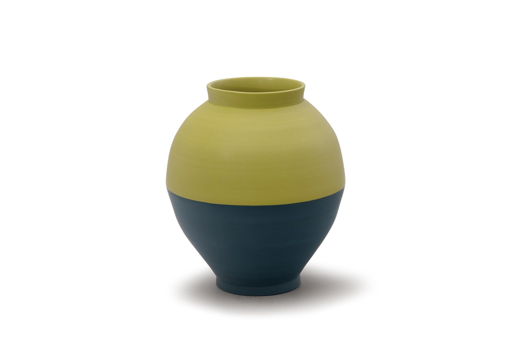 Demi-vase de Jung Hong
Pièce unique
Dimensions : L 24,5 x P 24,5 x H 29,5 cm
Matériaux : Porcelaine

J'utilise la technique du 