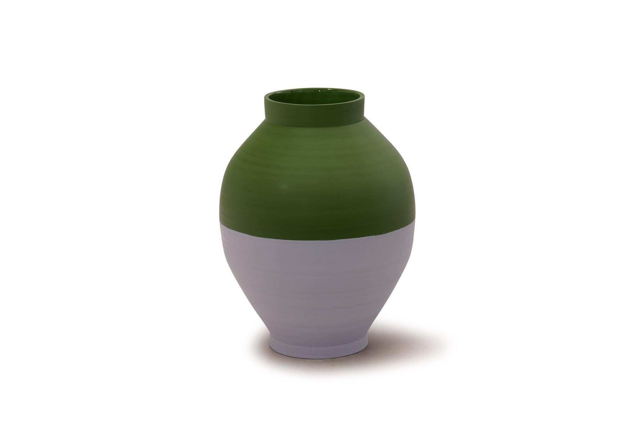 Halb Halb Vase von Jung Hong
Einzigartiges Stück
Abmessungen: B 23 x T 23 x H 31,5 cm
MATERIALIEN: Porzellan 

Ich verwende die Technik des 'sang-gam' (=Einlegearbeit) mit meinem speziellen Werkzeug, das ich selbst hergestellt habe, und kreiere