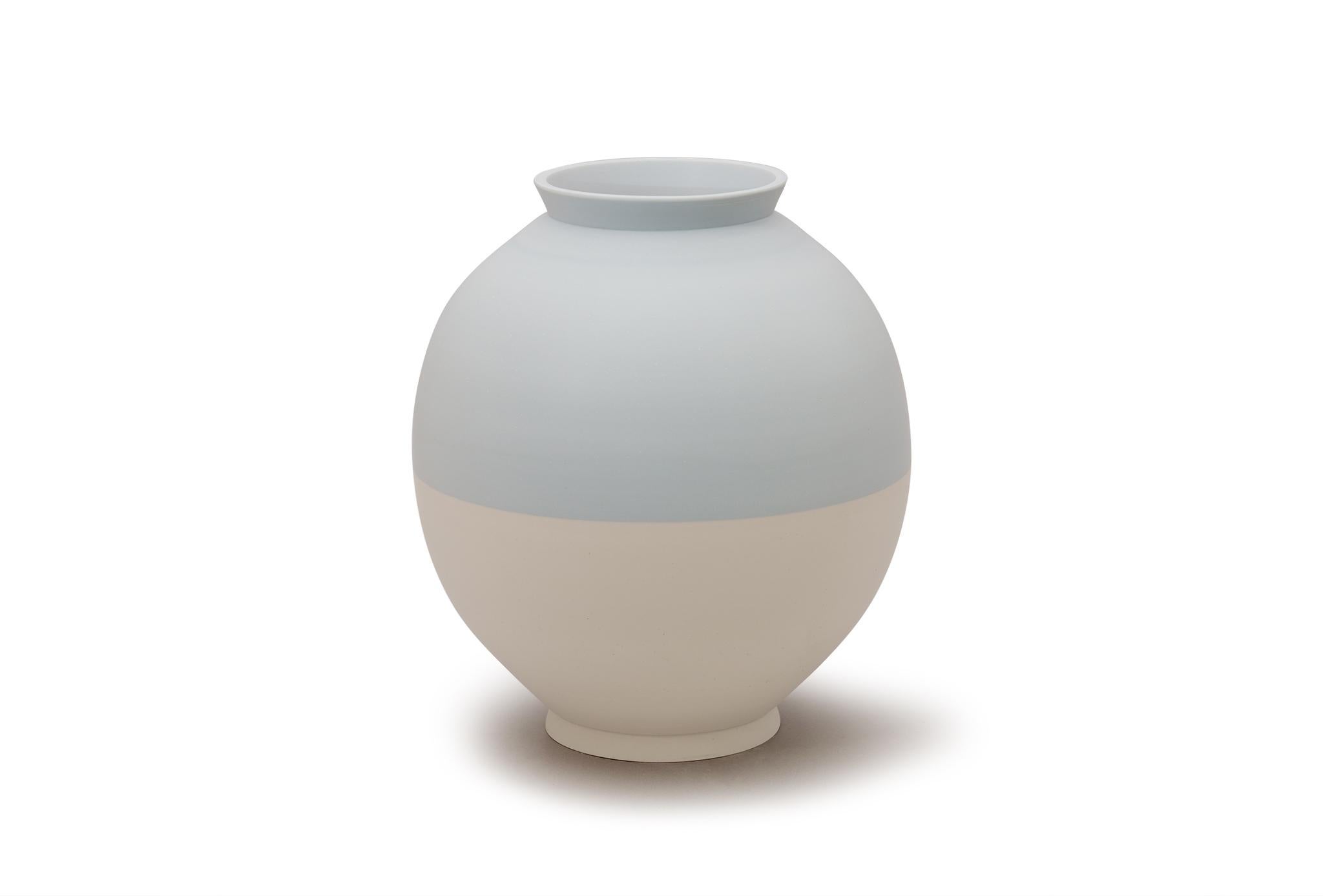 Mezzo vaso di Jung Hong
Pezzo unico
Dimensioni: L. 28 x P. 28 x H. 31 cm
Materiali: Porcellana

Utilizzo la tecnica del 'sang-gam' (=lavoro a intarsio) con il mio strumento speciale, che ho realizzato io stessa, e creo linee delicate ed esatte,