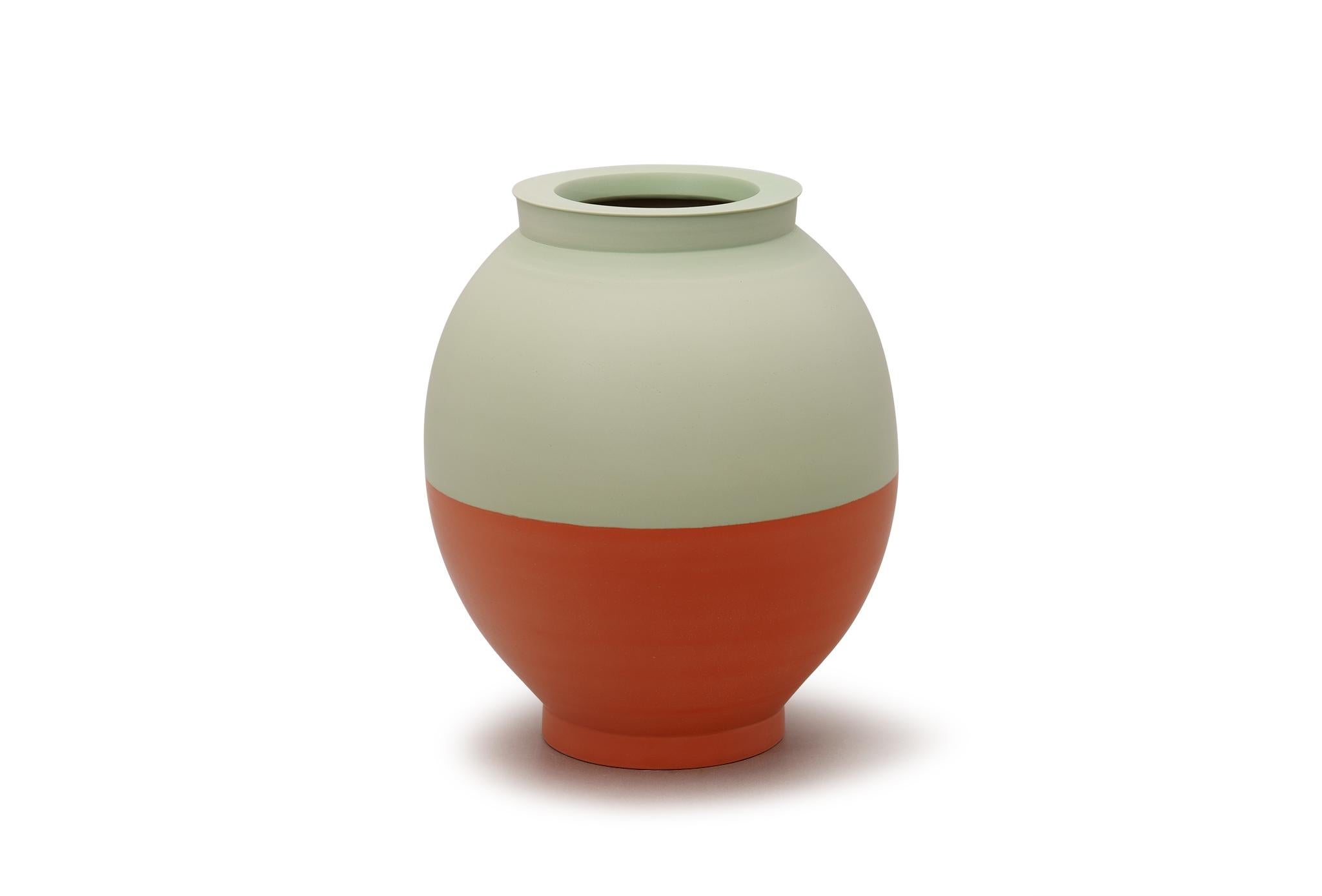 Halbe Vase von Jung Hong
Einzigartiges Stück
Abmessungen: B 28 x T 28 x H 32 cm
MATERIALIEN: Porzellan.

Ich verwende die Technik des 'sang-gam' (=Einlegearbeit) mit meinem speziellen Werkzeug, das ich selbst hergestellt habe, und kreiere zarte und