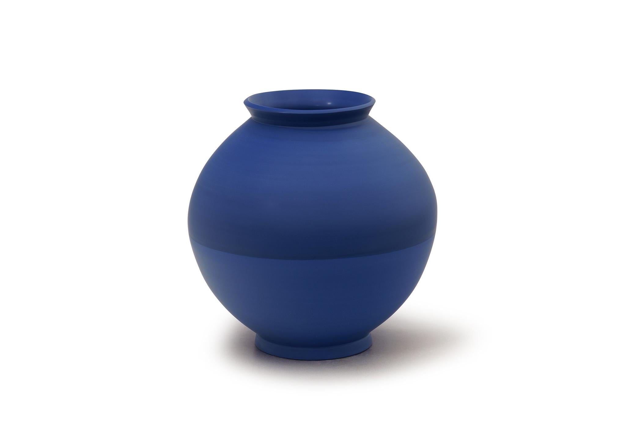 Halbe Vase von Jung Hong
Einzigartiges Stück
Abmessungen: B 26 x T 26 x H 27,5 cm
MATERIALIEN: Porzellan.
 
Ich verwende die Technik des 'sang-gam' (=Einlegearbeit) mit meinem speziellen Werkzeug, das ich selbst hergestellt habe, und kreiere zarte