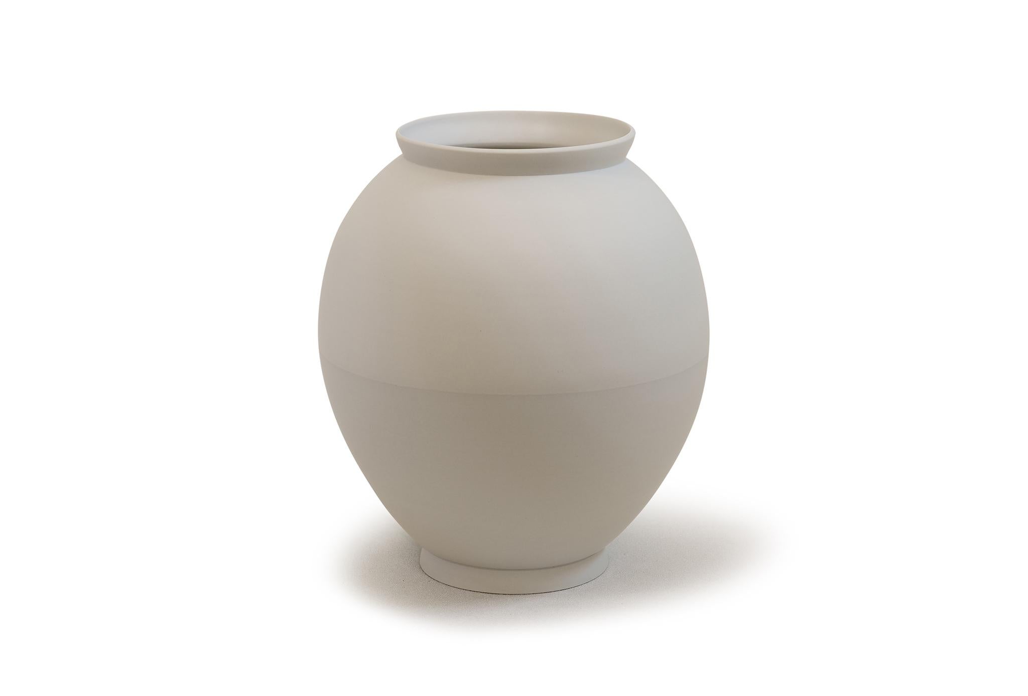 Halbe Vase von Jung Hong.
Einzigartiges Stück.
Abmessungen: B 30,5 x T 30,5 x H 34,5 cm.
MATERIALIEN: Porzellan.

Ich verwende die Technik des 'sang-gam' (=Einlegearbeit) mit meinem speziellen Werkzeug, das ich selbst hergestellt habe, und kreiere