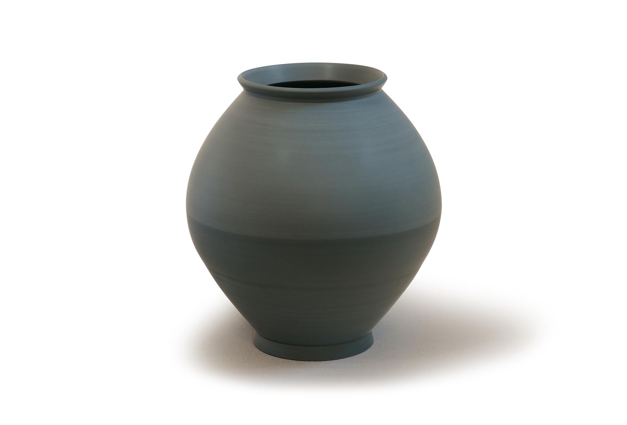 Halbe Vase von Jung Hong
Einzigartiges Stück
Abmessungen: B 32 x T 32 x H 34 cm
MATERIALIEN: Porzellan

Ich verwende die Technik des 'sang-gam' (=Einlegearbeit) mit meinem speziellen Werkzeug, das ich selbst hergestellt habe, und kreiere zarte und