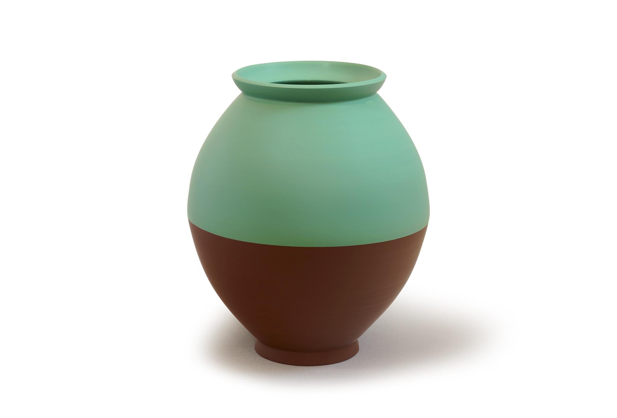 Halbe Vase von Jung Hong
Einzigartiges Stück
Abmessungen: B 31 x T 31 x H 37 cm
MATERIALIEN: Porzellan

Gefärbtes Porzellan, bei hoher Temperatur gebrannt, polierte, seidig feine Oberfläche.

Ich verwende die Technik des 'sang-gam' (=Einlegearbeit)