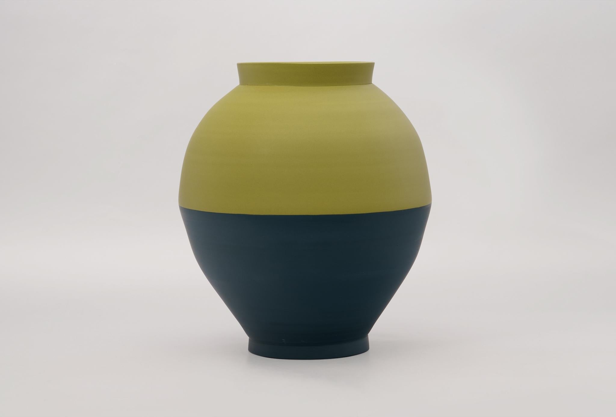 Postmoderne Vase en demi-lune de Jung Hong en vente