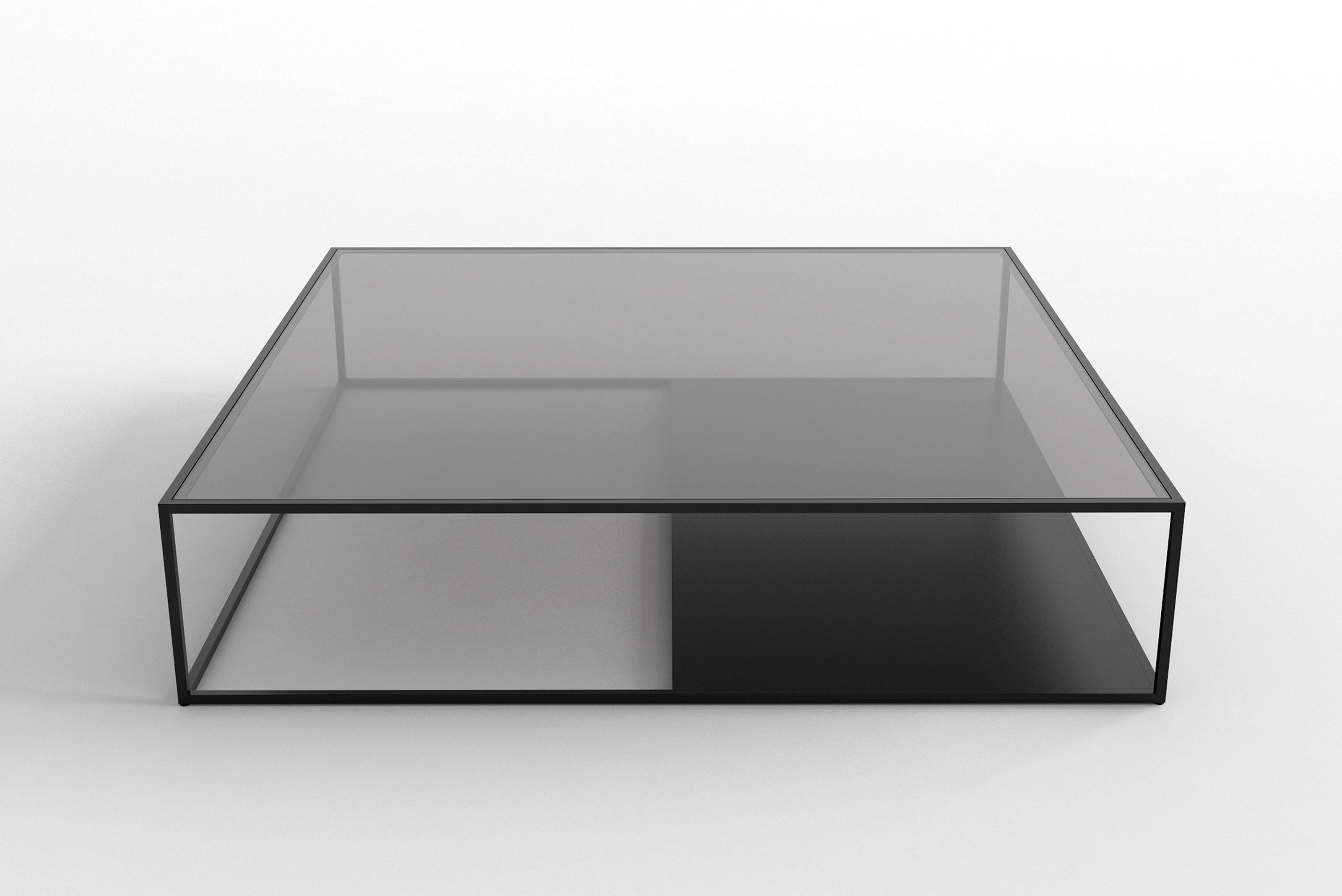 Half & Half Version B Couchtisch von Phase Design
Abmessungen: T 121,9 x B 121,9 x H 26,7 cm. 
MATERIALIEN: Pulverbeschichtetes Metall und Glas. 

Pulverbeschichtete Vierkantstahlstange, erhältlich mit sternförmiger oder grauer Glasplatte.