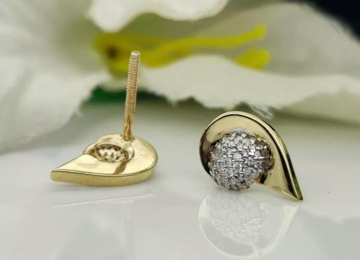 Taille ronde Clous d'oreilles demi-cœur en or massif 14 carats en vente