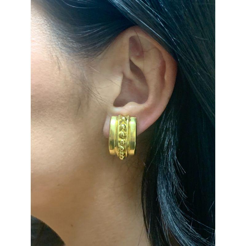 Half-Hoop 18k Yellow Gold Earclips, circa 1960s In Good Condition For Sale In Beverly Hills, CA