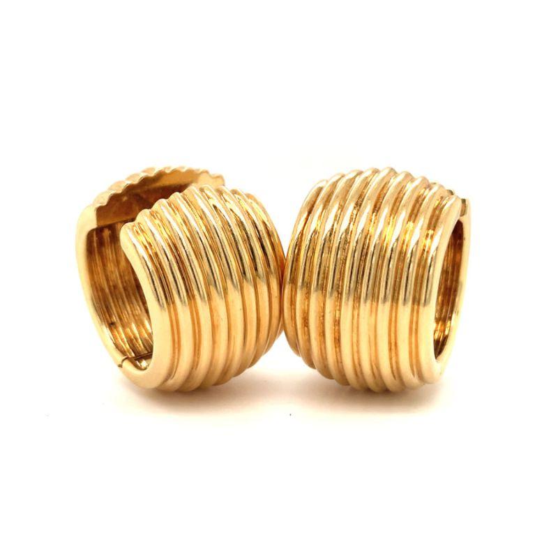 One pair of large huggie / half-hoop 18K yellow gold earrings by Tiffany & Co. featuring a ribbed gold design. With posts and Italian hallmarks with a Tiffany box.

Powerful, weighty, grand.

Additional information:
Metal: 18K yellow gold
Circa: