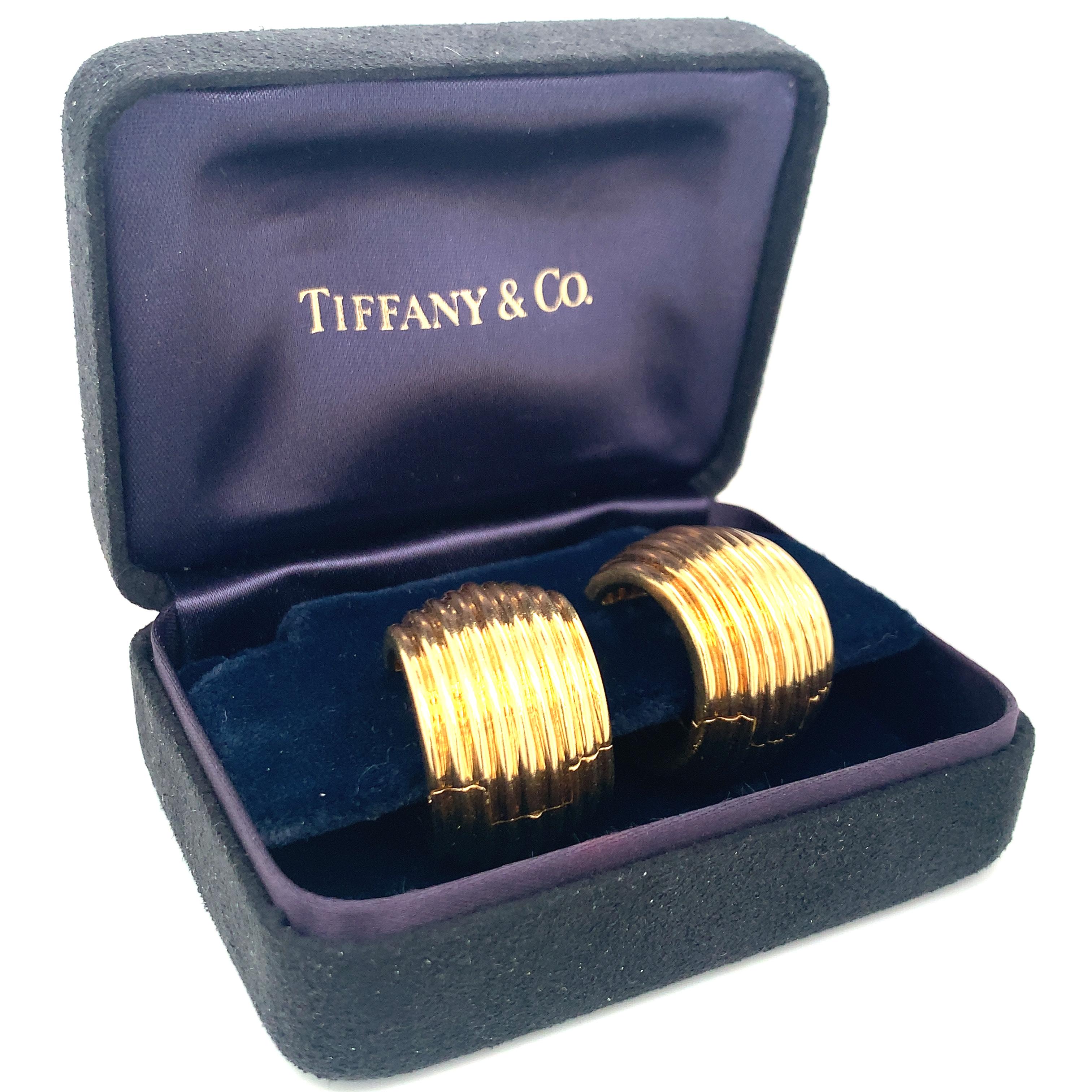 Boucles d'oreilles en or jaune 18 carats en forme de demi-cerceau par Tiffany & Co., vers 1970 en vente 1