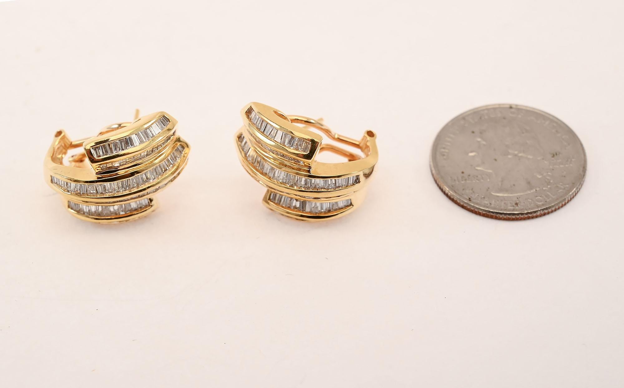 Halber Reif Baguetteschliff Diamant Ohrringe (Moderne) im Angebot