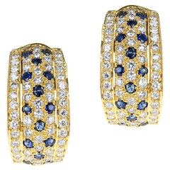 Boucles d'oreilles en or 18 carats avec demi-cerceau de diamants et saphirs