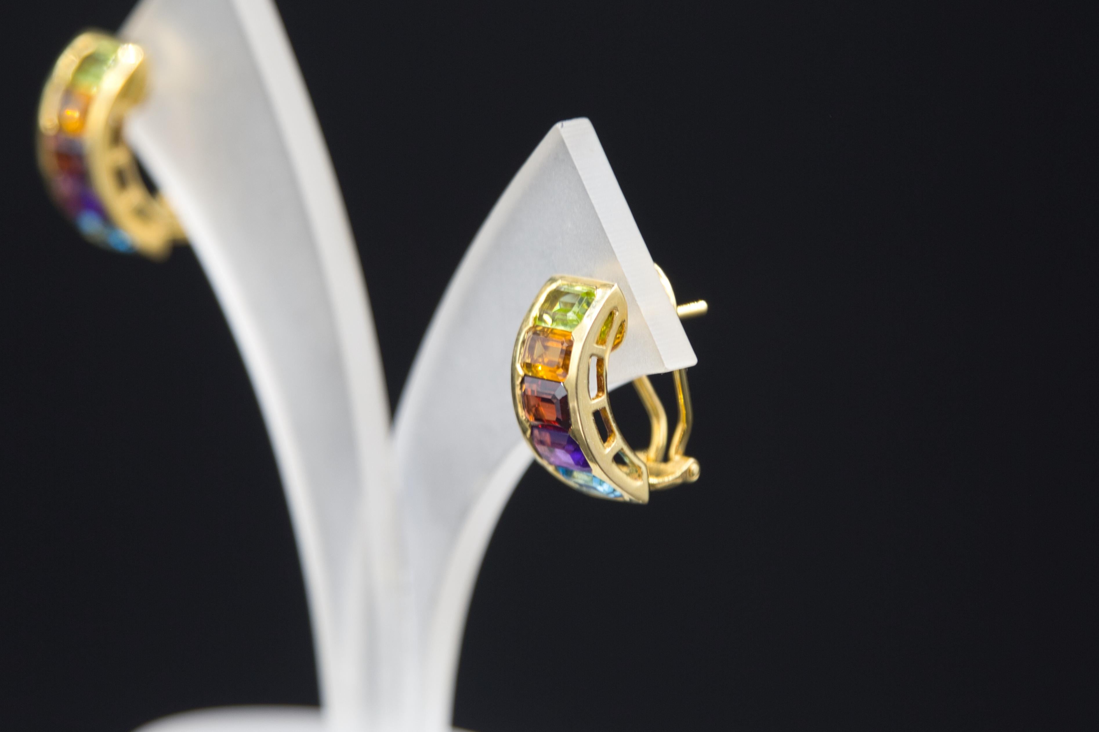 14 k yellow gold
7. ct Citrin, garnet, amethyst, blue topaz, peridot
6,8 grams
2 cm long
7 mm wide

These elegant half-hoop earrings are made of 14 karat yellow gold and are set with a total of 7 carats of gemstones: citrine, garnet, amethyst, blue