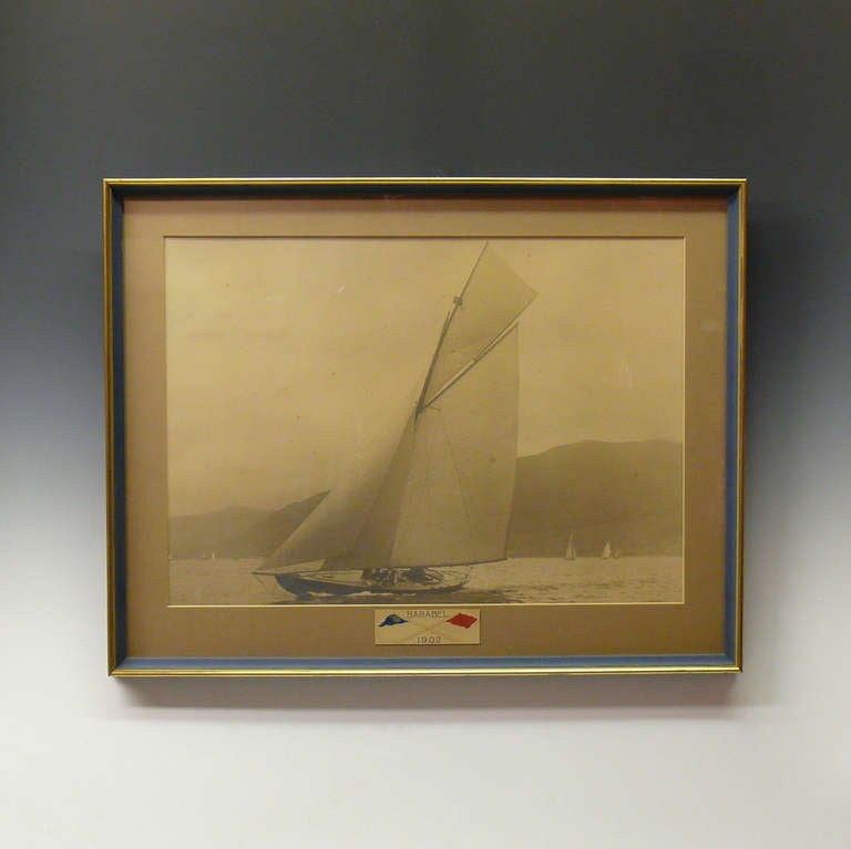 Half Hull Model and Framed Photograph of the Yacht 'Barabel', circa 1902. In Good Condition For Sale In London, GB
