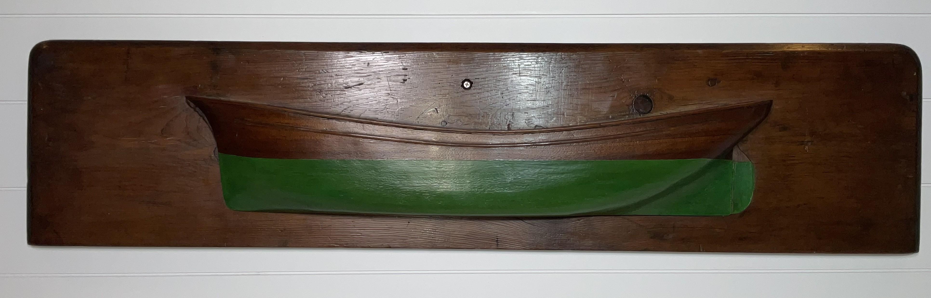 Demi-modèle verni d'un navire marchand américain. La coque est vernie brillante au-dessus de la ligne de flottaison et peinte en vert en dessous.

Poids :    11 lbs.
Dimensions globales :    10