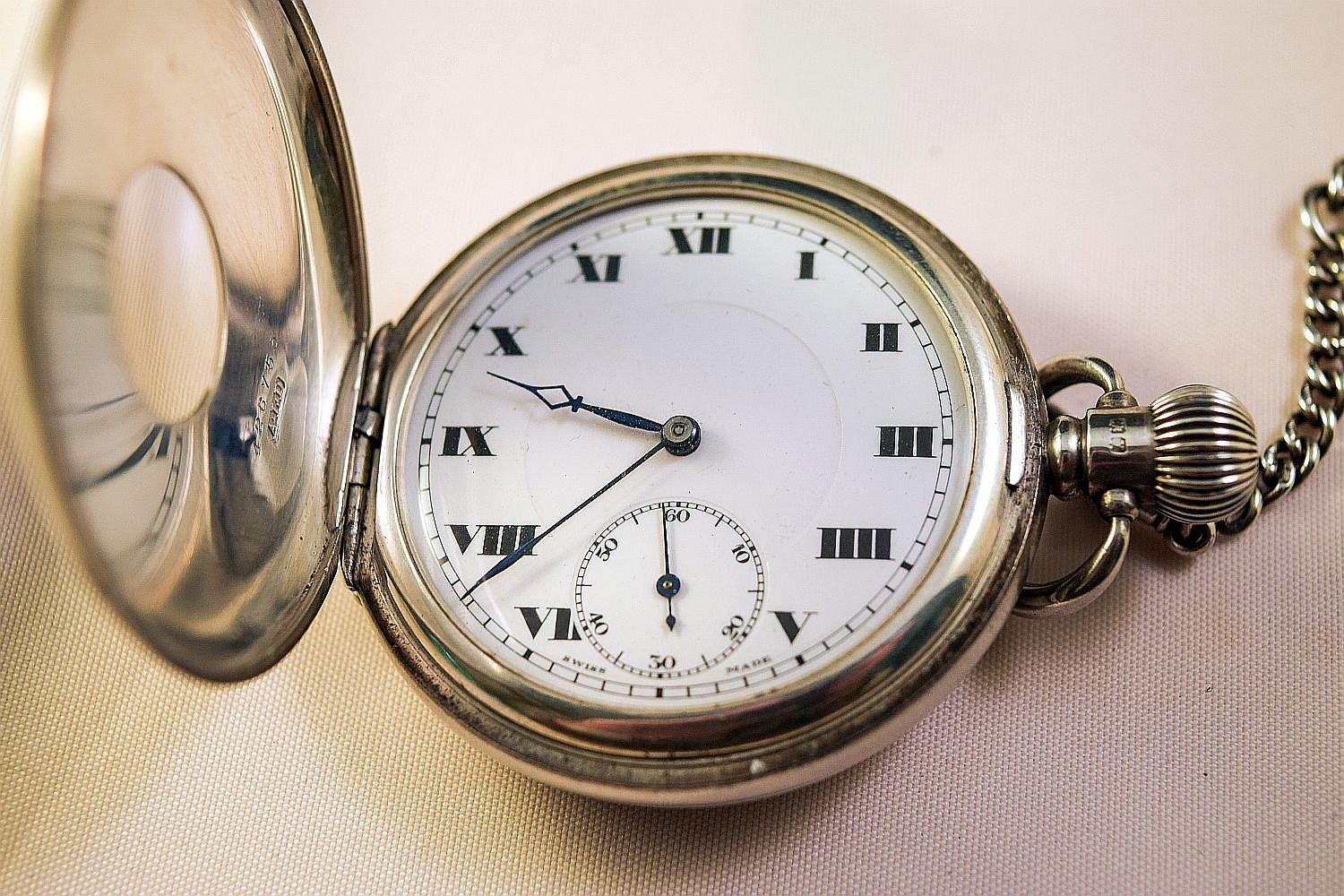 Half Hunter early 20th century  a very attractive Gents Silver pocket watch 8