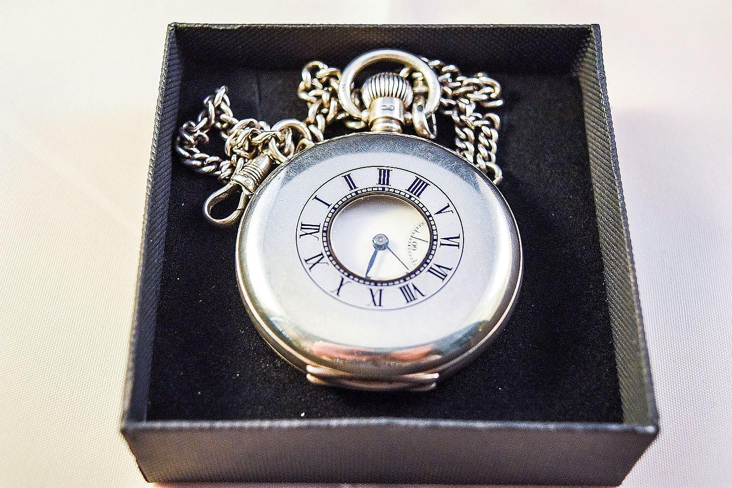 Half Hunter early 20th century  a very attractive Gents Silver pocket watch 1