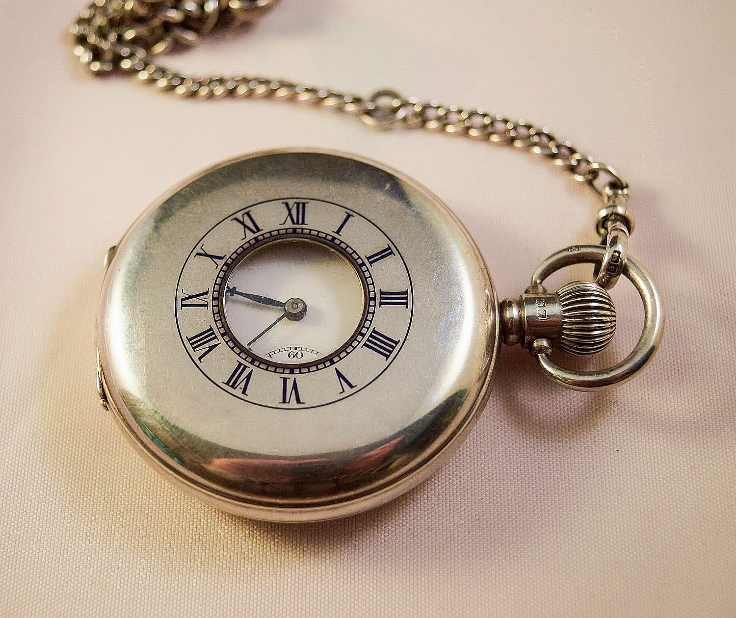 Half Hunter early 20th century  a very attractive Gents Silver pocket watch 2
