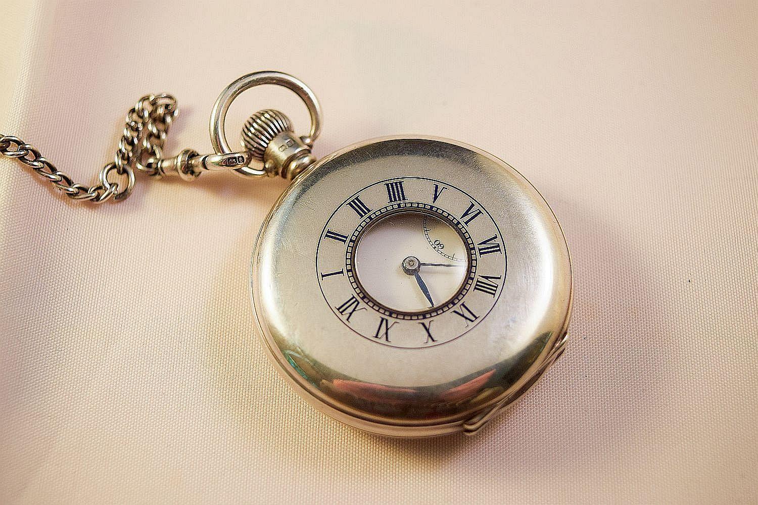 Half Hunter early 20th century  a very attractive Gents Silver pocket watch 5