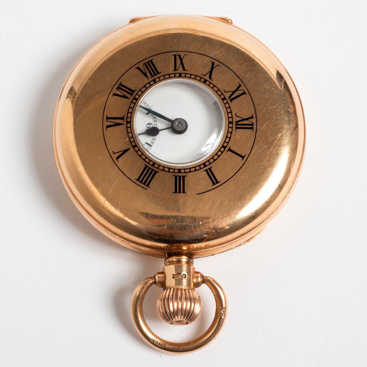 Notre magnifique montre de poche demi-chasseur est dotée d'un boîtier de 50 mm (hors couronne) en or jaune 9 carats de Jewell (poinçonné pour 1924) et est animée par un mouvement Lagaros A à 15 rubis de Record Watch company (Suisse). Présenté en
