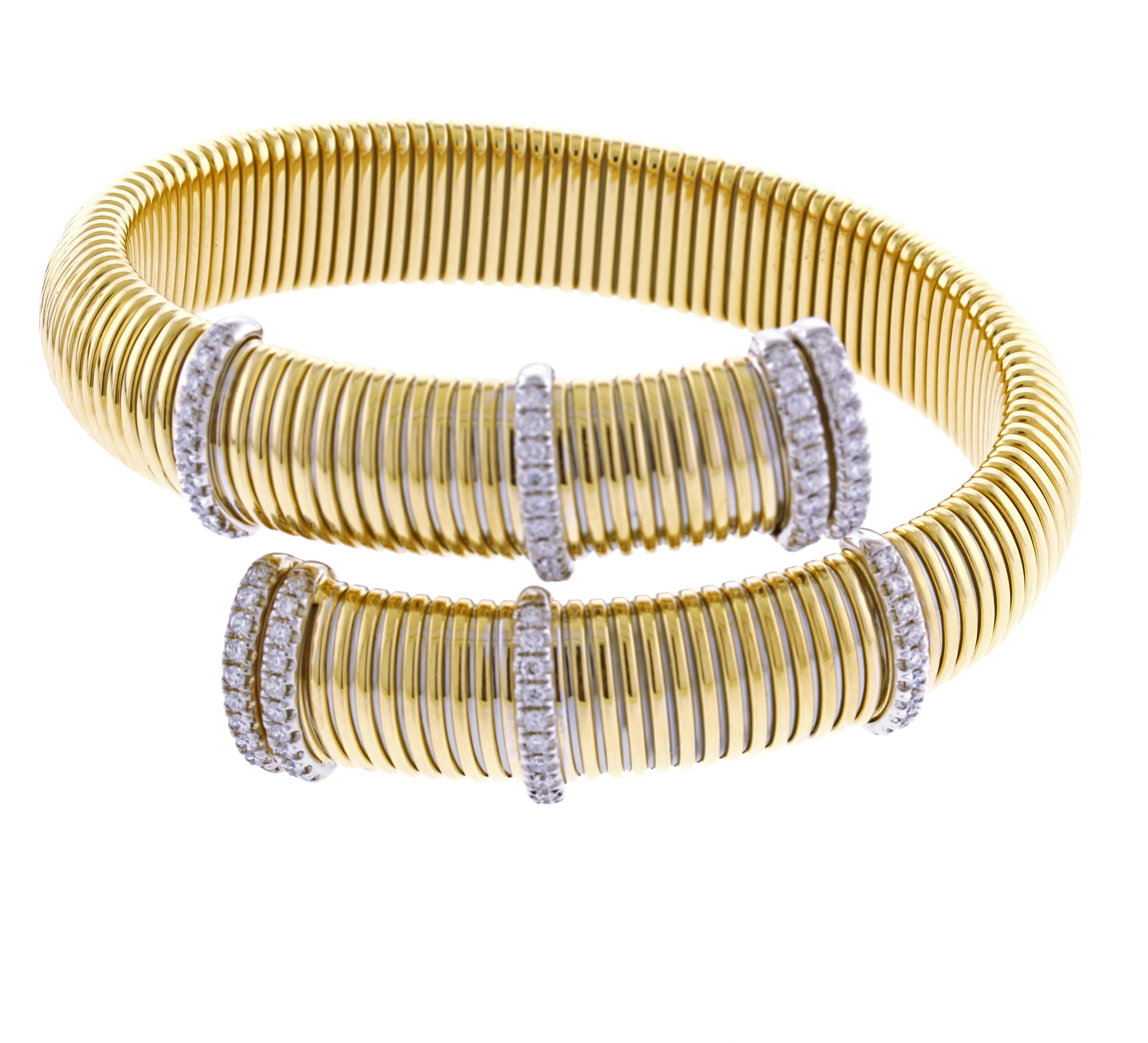 Faites l'expérience du luxe ultime avec notre bracelet bangle en diamants tubogas bypass d'une largeur d'un demi-pouce. Cette magnifique pièce présente un design tubogas d'un demi-pouce de large, orné de 0,93cts de diamants étincelants. Avec 4