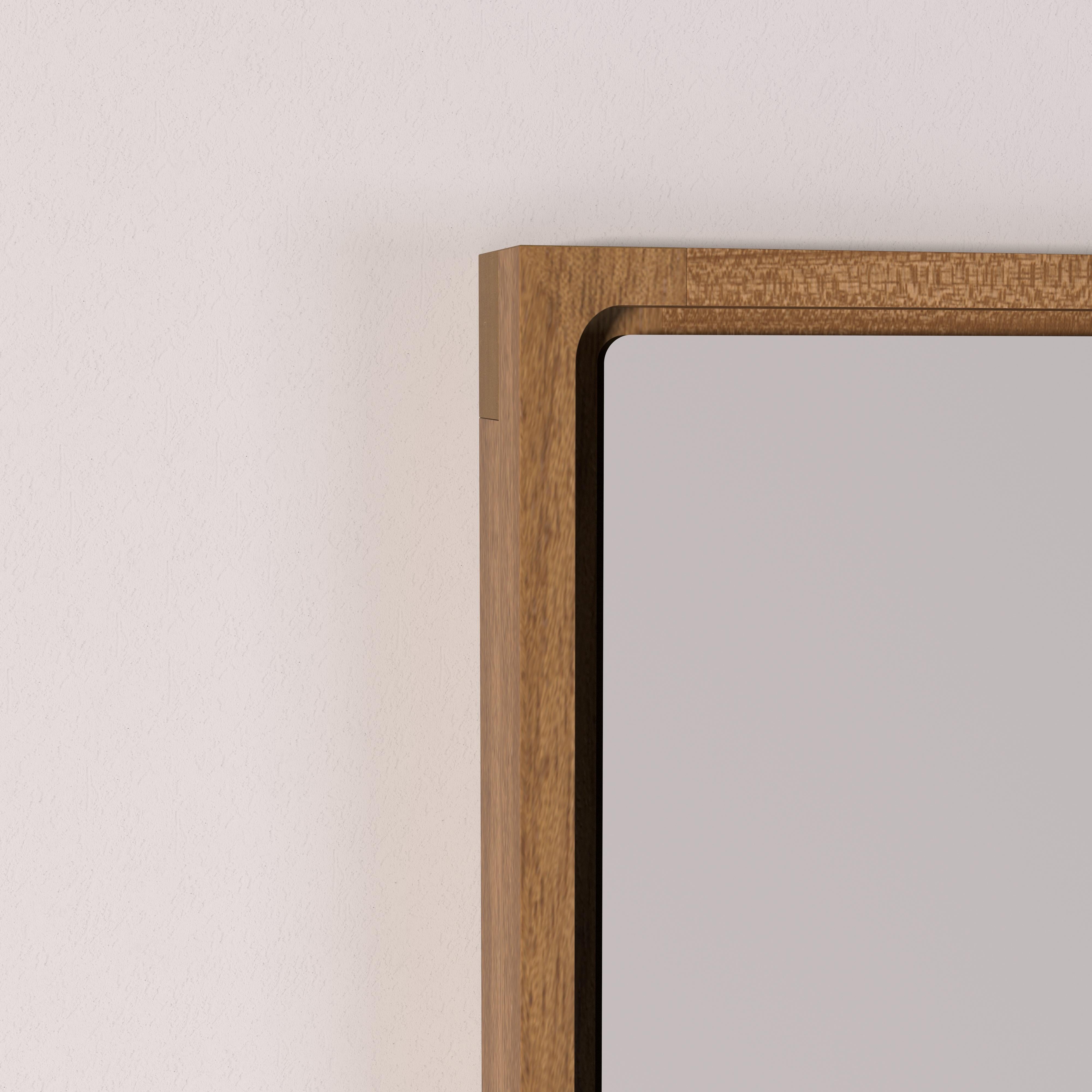 Elegant and simple, it brings the carpenter's meticulous work to the solid wood frame held in place by the classic half-lap insert. This one with the beautiful detail made in the router for the placement of the centralized mirror, giving a feeling