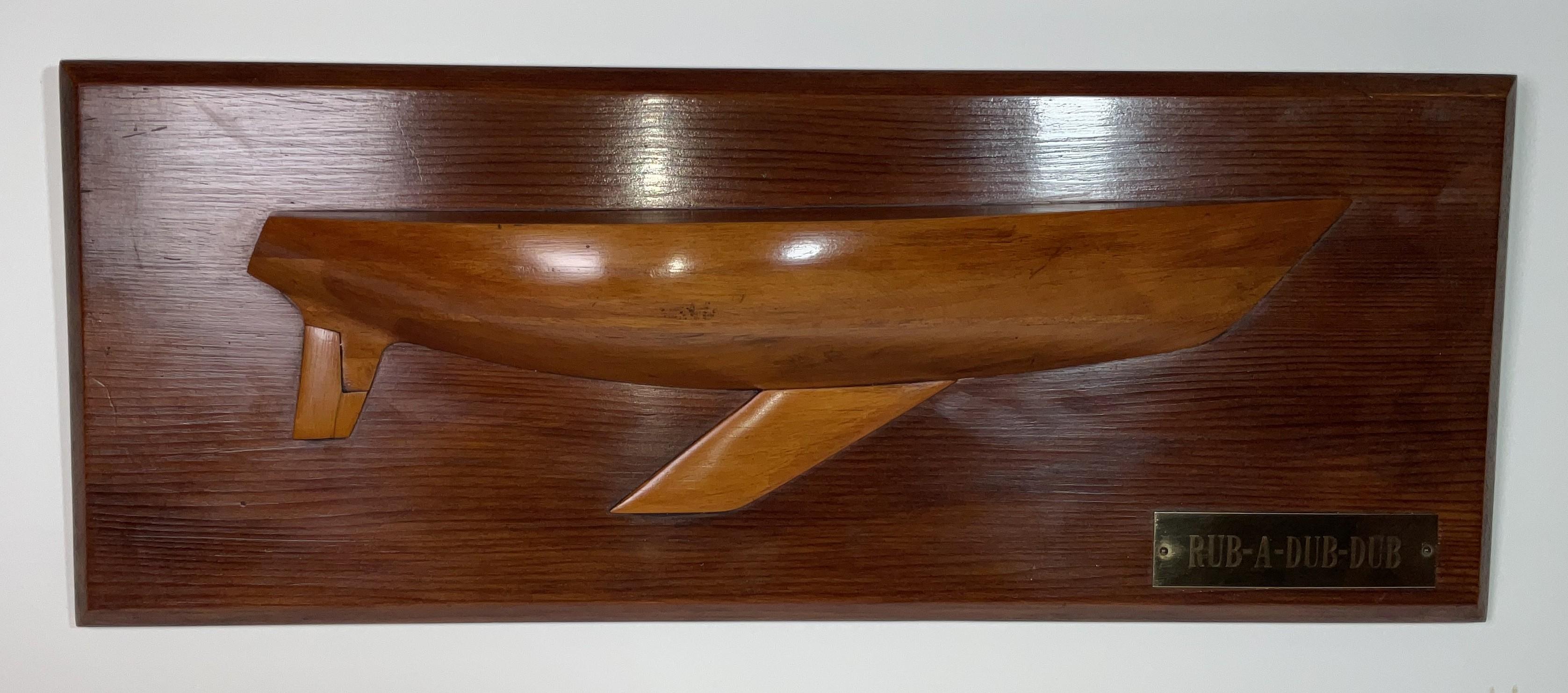 Mezzo modello verniciato di uno sloop con targhetta in ottone incisa 