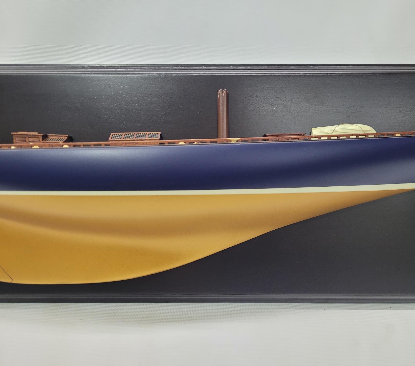 Half-Modell der Yacht Endeavor von J Class – Gold (Holz) im Angebot