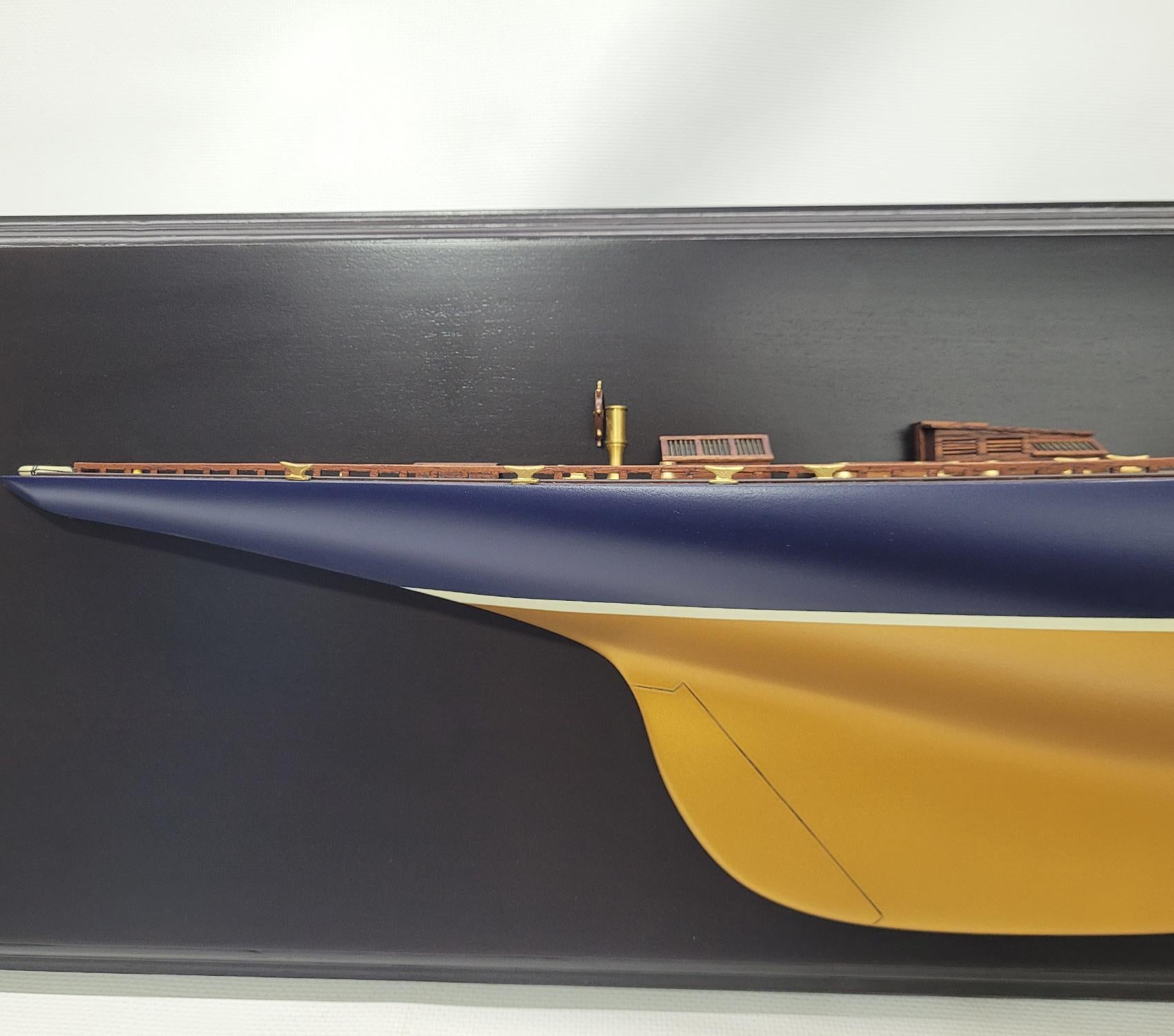 Half-Modell der Yacht Endeavor von J Class – Gold im Angebot 1