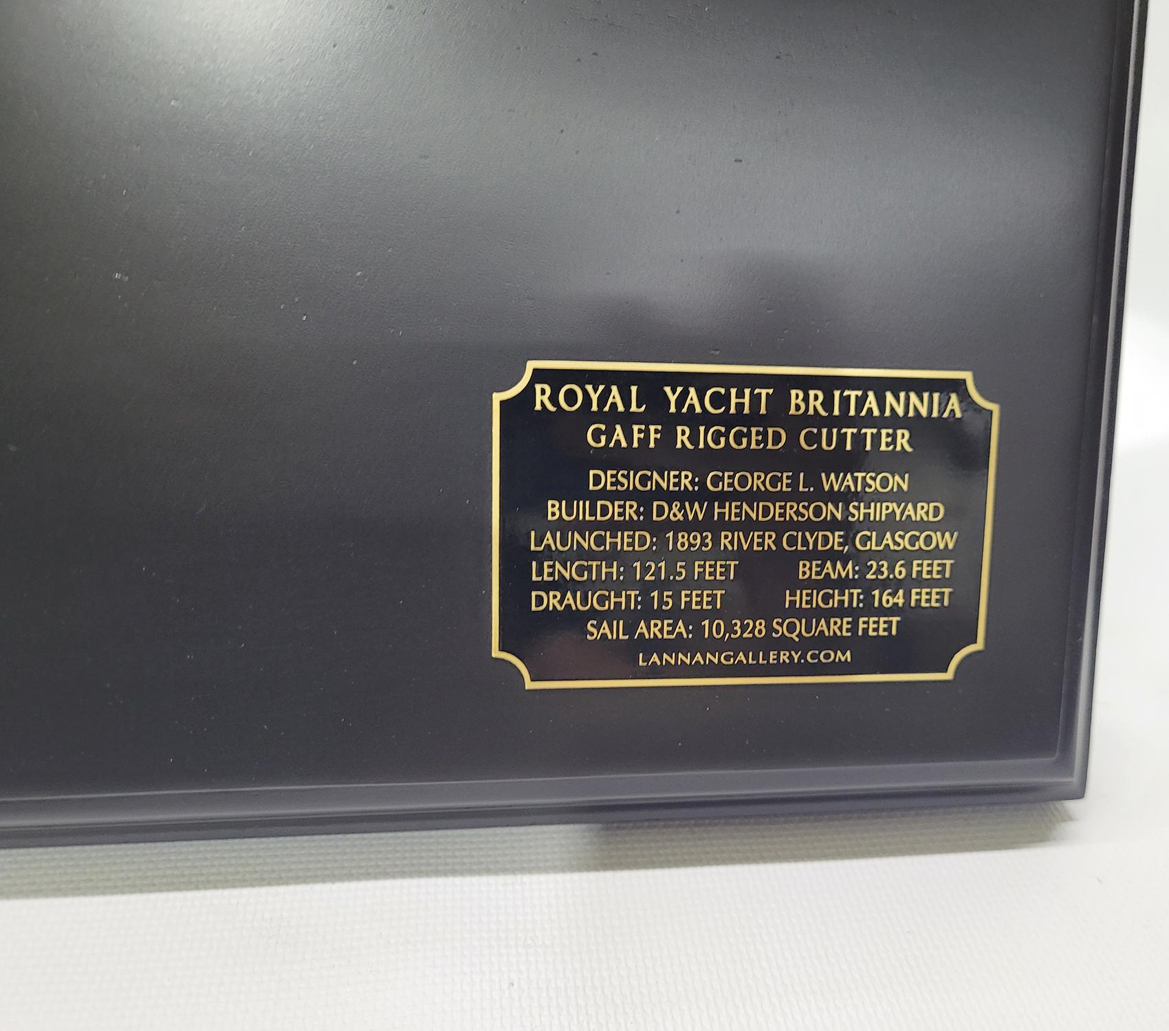 Demi-modèle du yacht du roi Britannia Excellent état - En vente à Norwell, MA