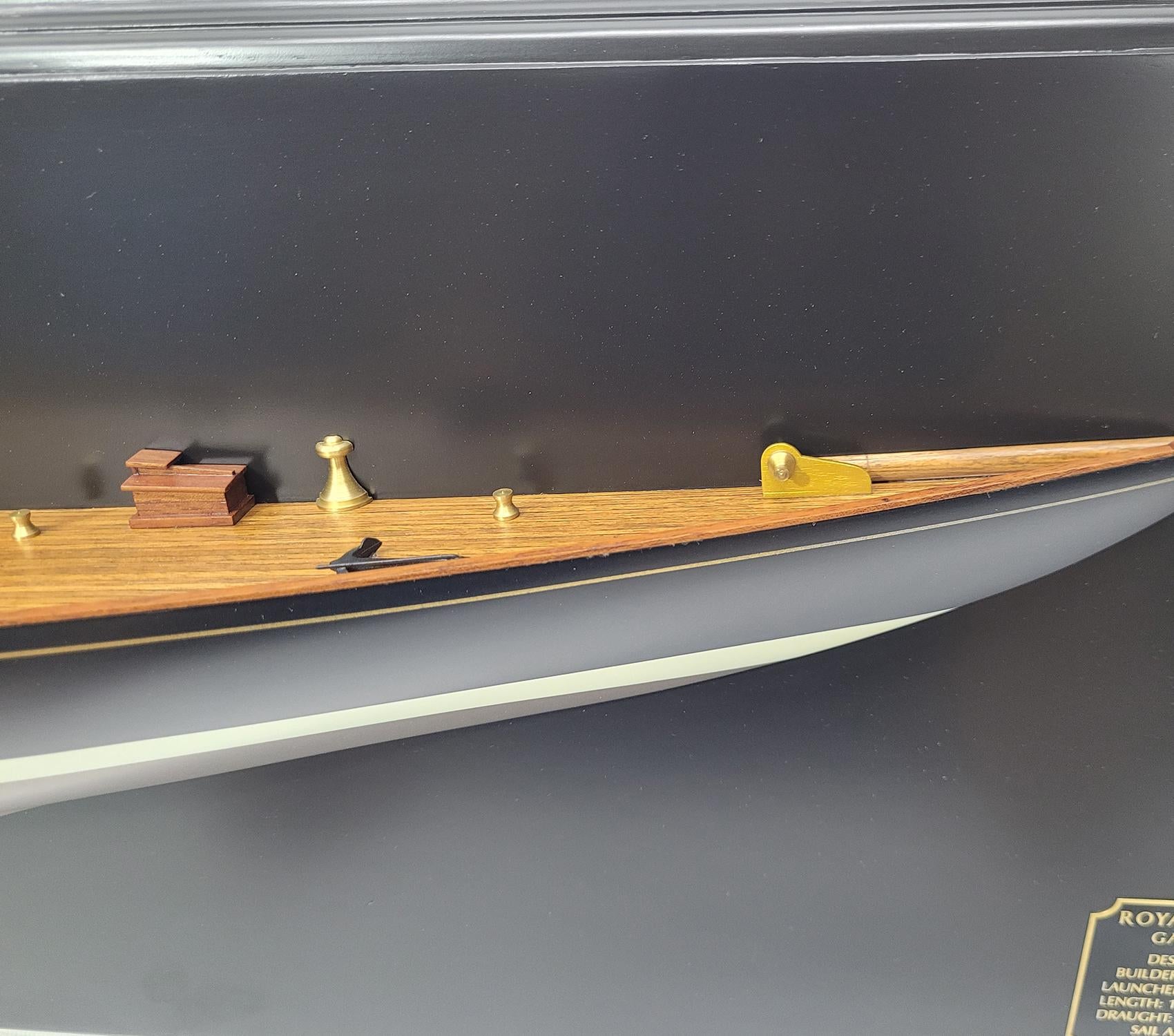 Demi-modèle du yacht du roi Britannia en vente 2