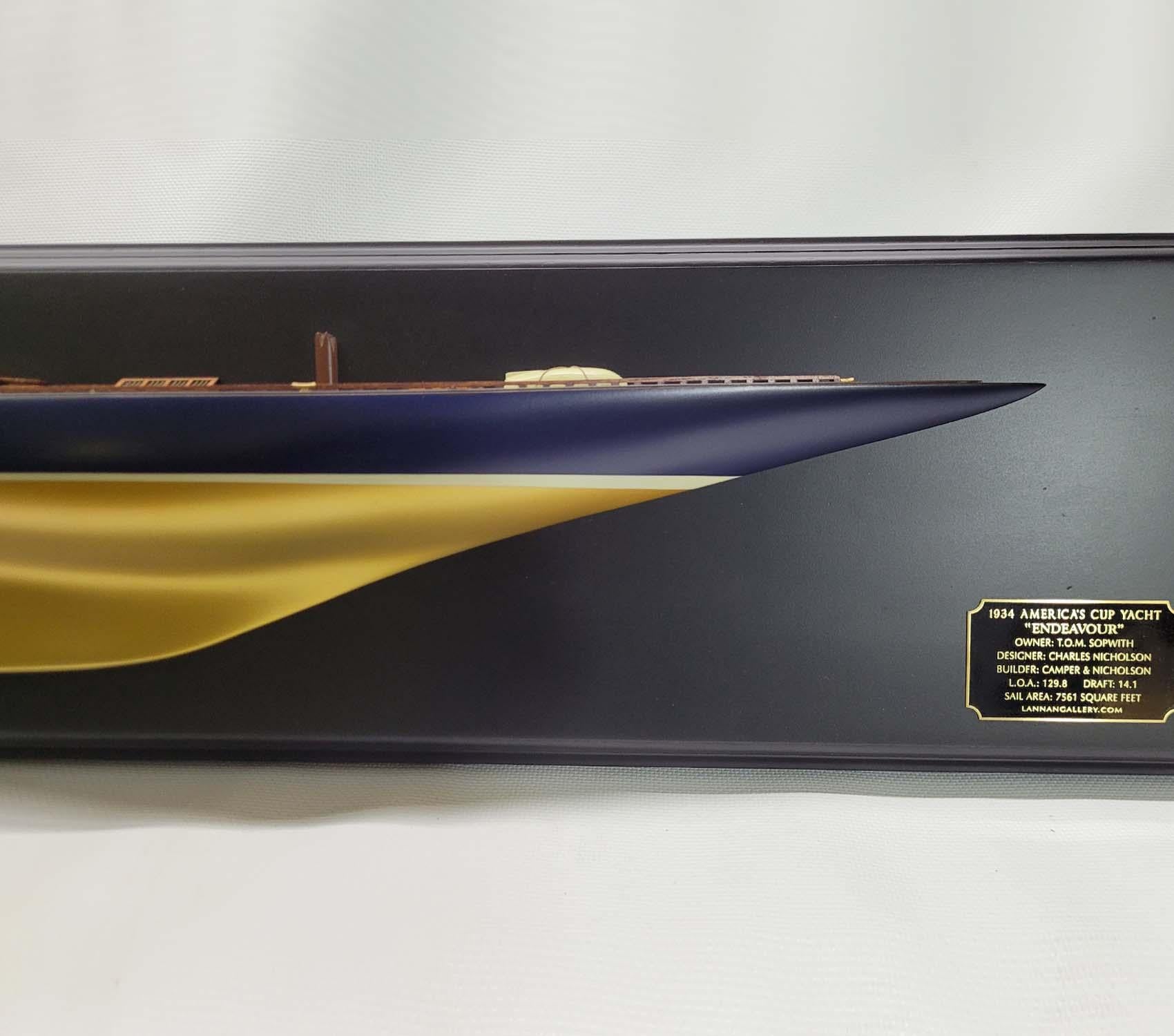 Half-Modell der Yacht Endeavor, Gold im Angebot 1
