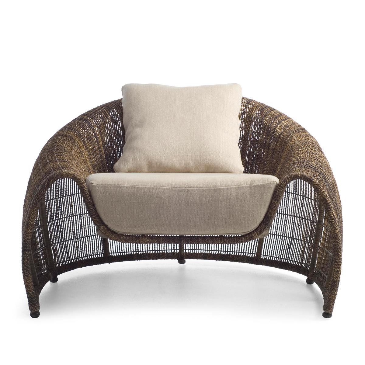 Armchair half-moon Indoor or outdoor with
structure in steel and natural abaca from Borneo.
With cushion seat and back included. Colors
finish in linen cream (indoor), or grey or light grey
(outdoor). Lead time production if on stock
2-3 weeks, if