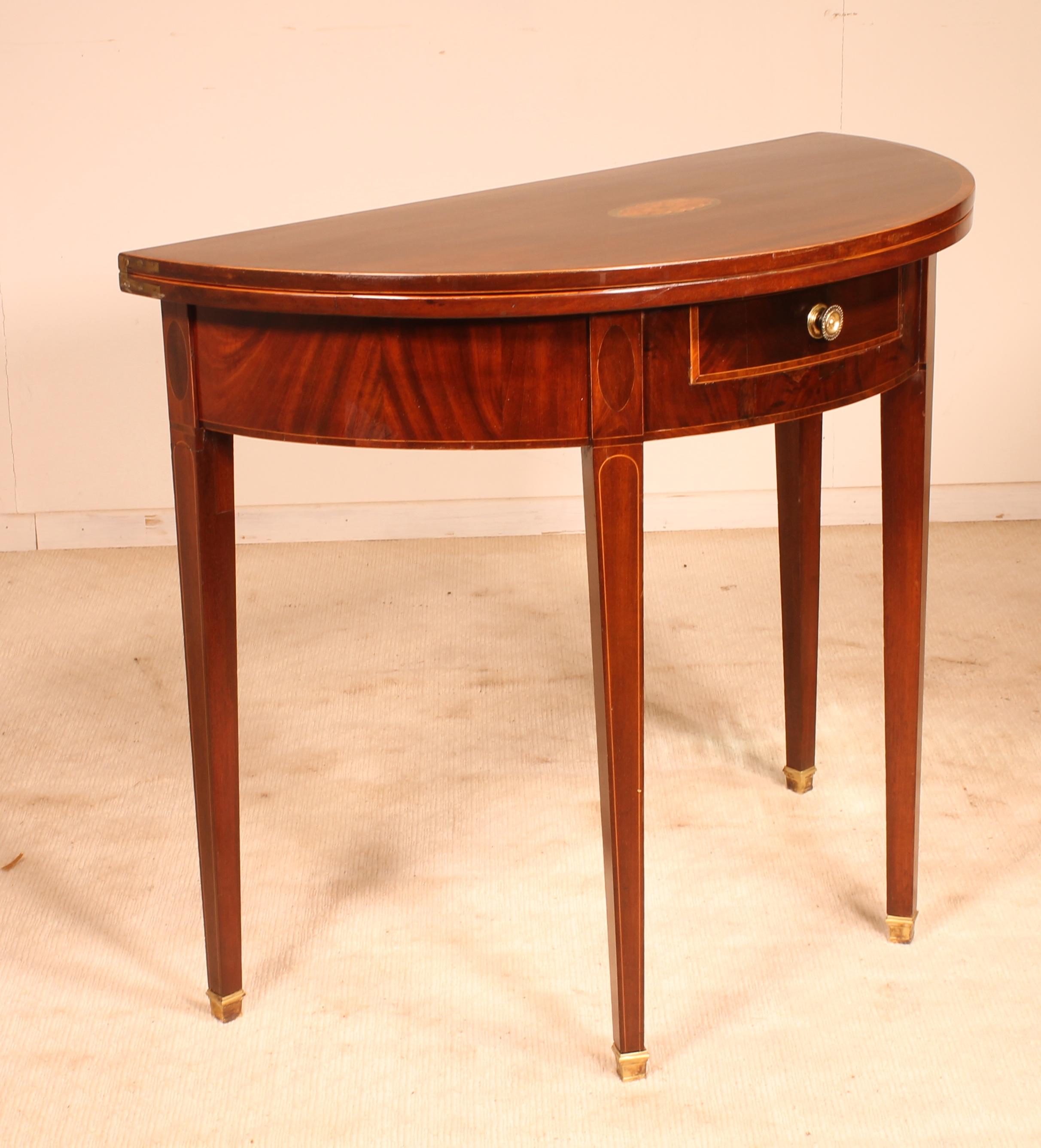 Beautiful console / half-moon table from the early 19th century in superb condition Regency period

Very beautiful English mahogany table that has a beautiful base with straight legs with fine inlay and a drawer in its belt

The console has a