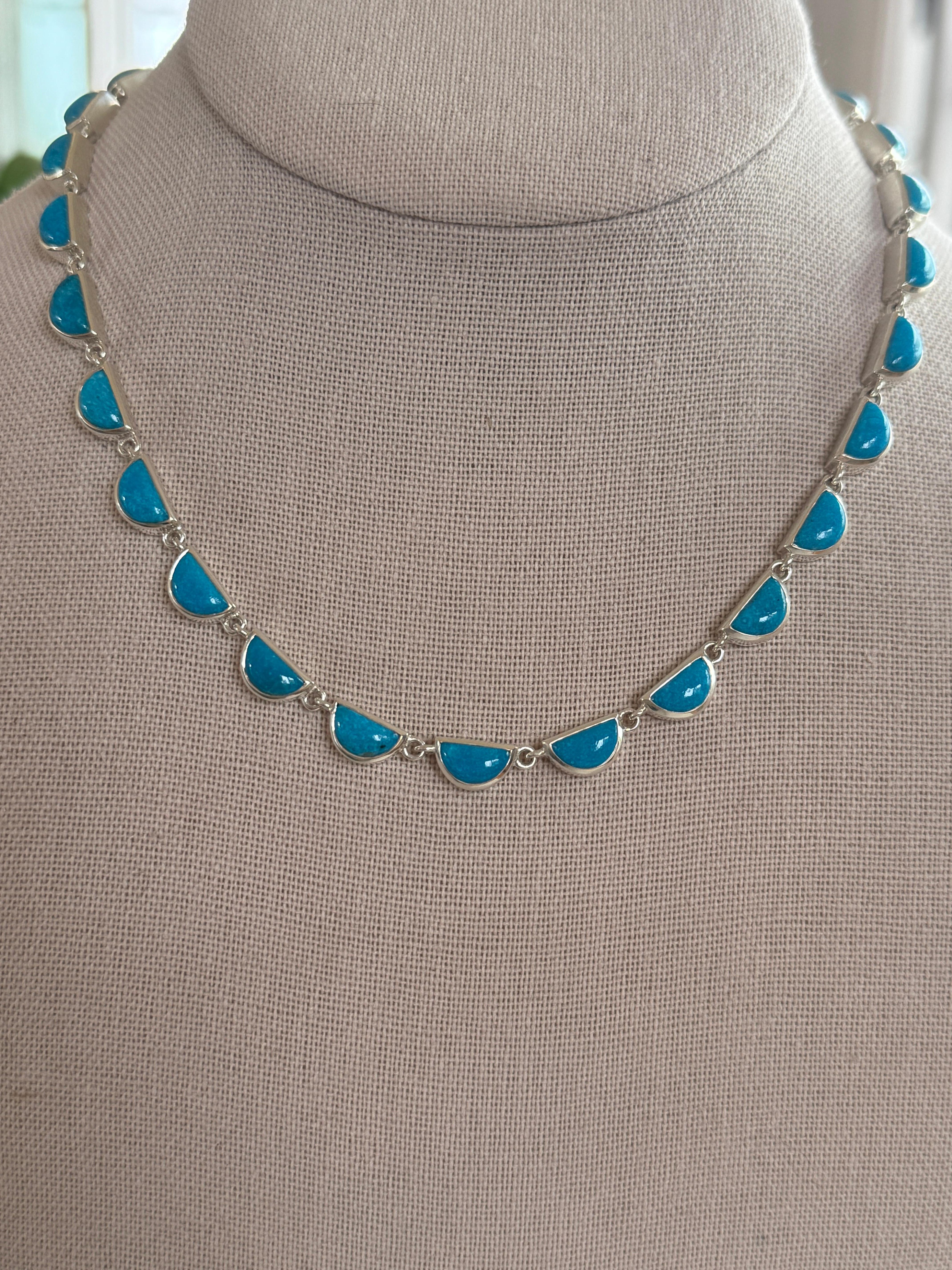 Bellissima collana di turchesi cabochon con taglio a mezzaluna da 16