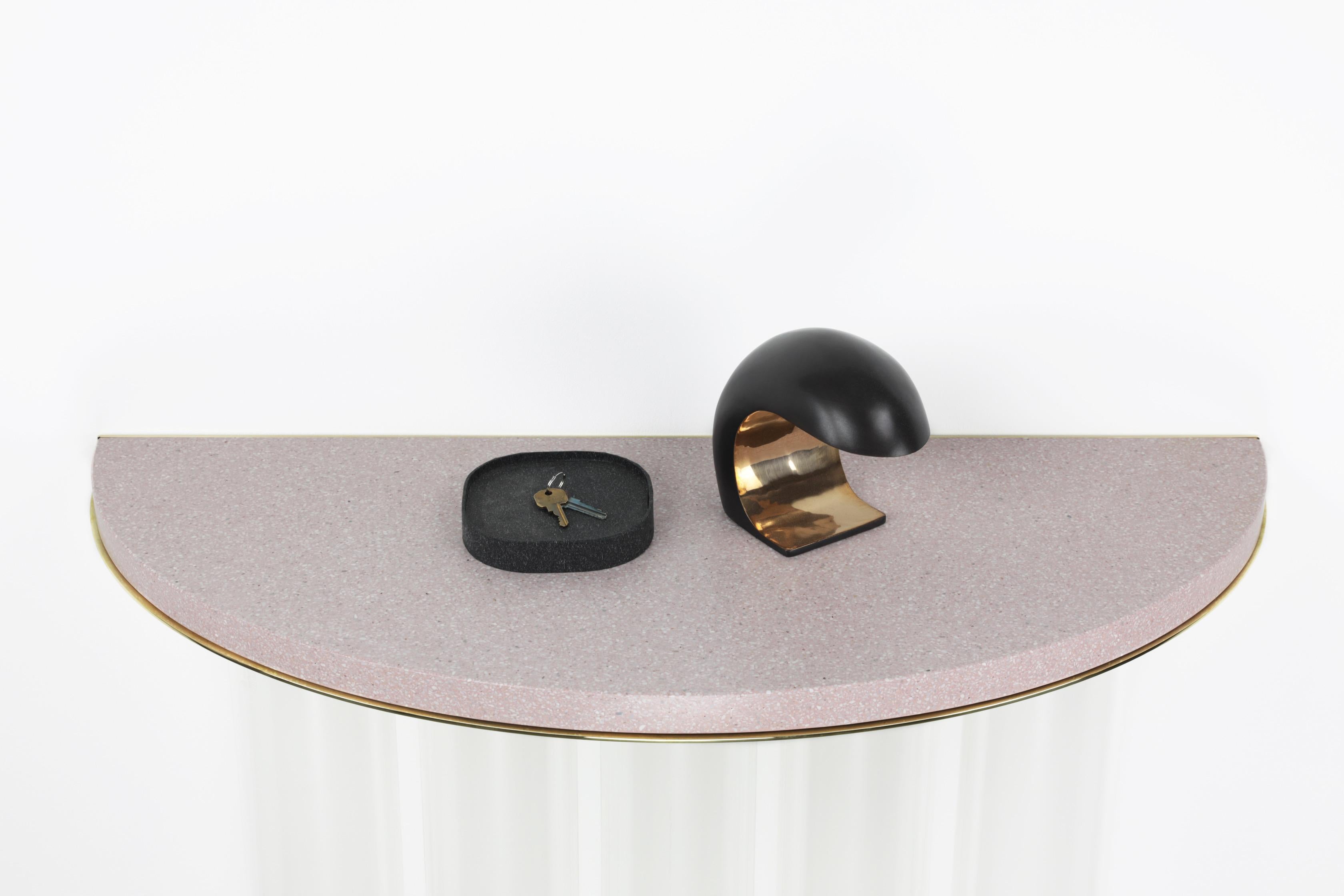 Postmoderne Console demi-lune en terrazzo, verre et laiton de Christopher Kreiling en vente