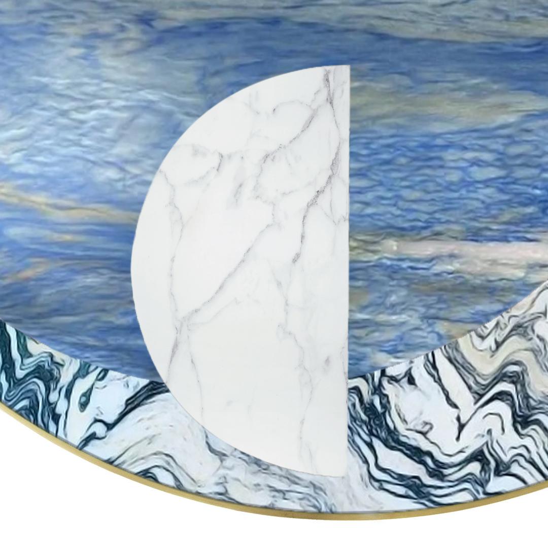 Halbmond-Esstisch, blauer Azul-Marmor und Messing, geometrisch, von Lara Bohinc (21. Jahrhundert und zeitgenössisch) im Angebot