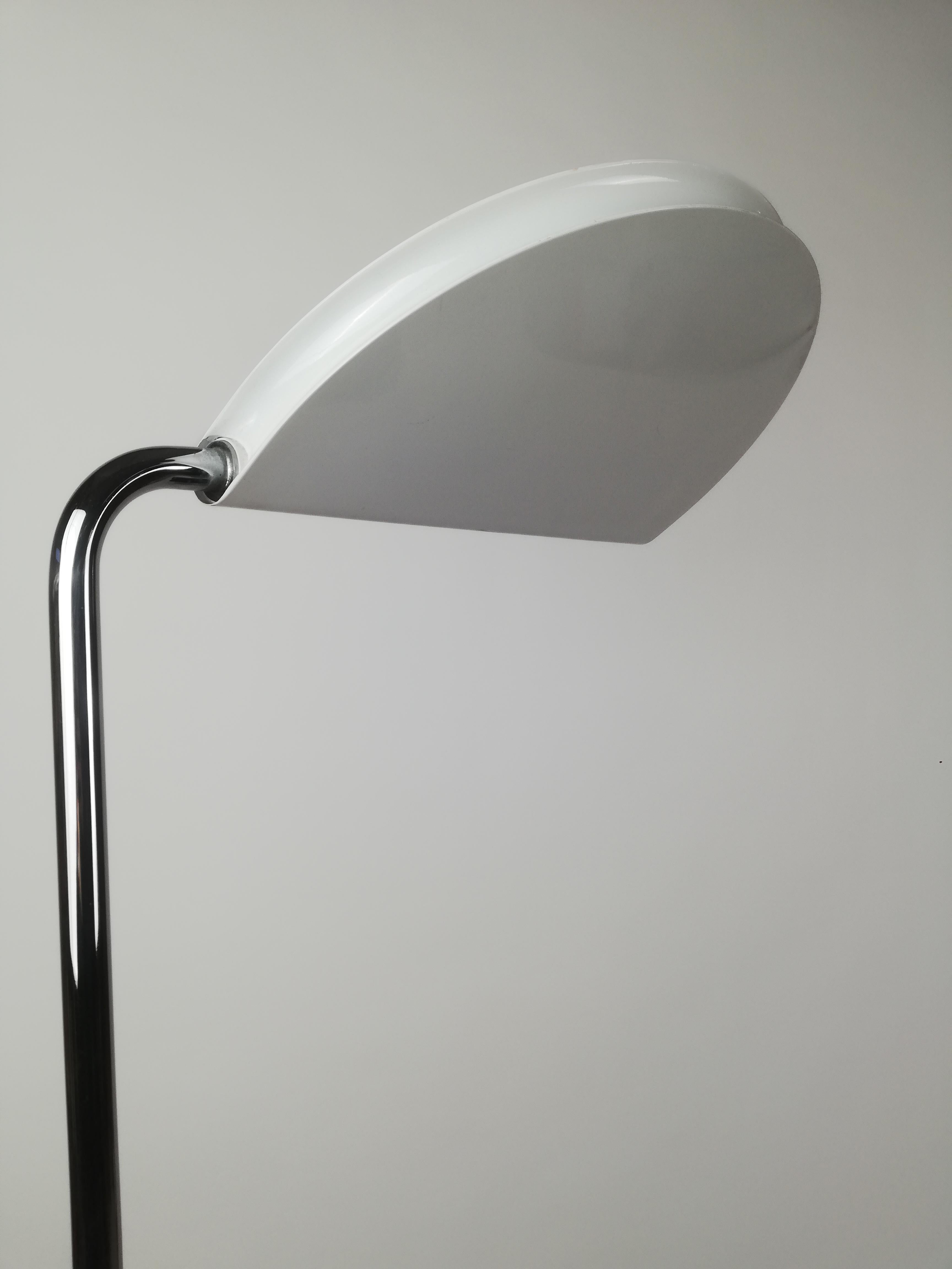 A slim and elegant floor lamp, designed in 1970 by Bruno Gecchelin for Skypper.
The advent of the halogen lamp has revolutionized lighting not only in a technical sense but also in style.
The power of the halogen lamp with the possibility of being