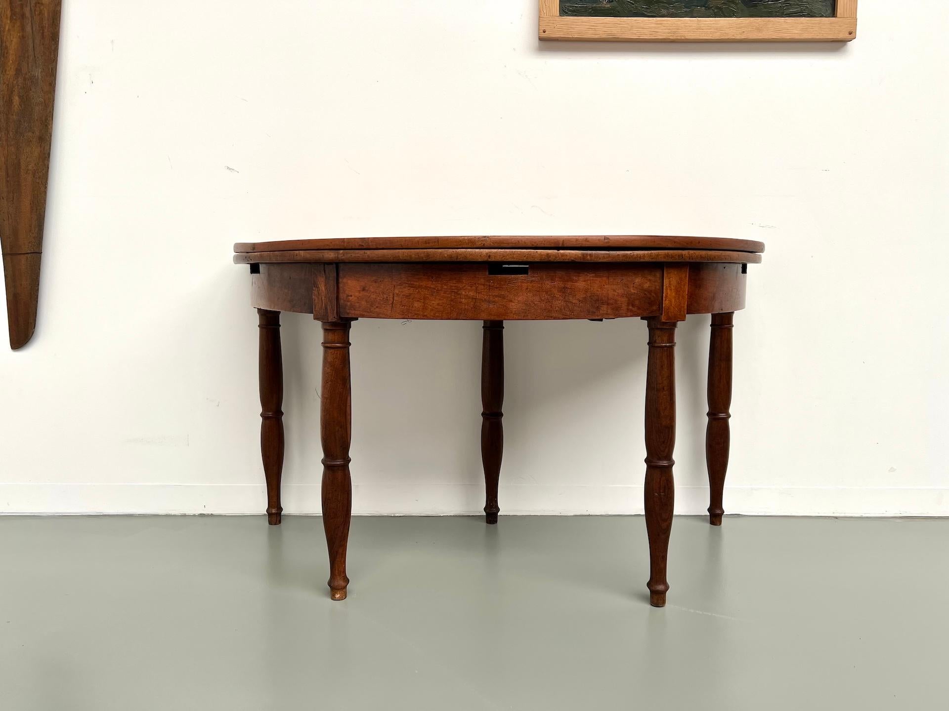 Half-moon french table in solid walnut, circa 1900 In Good Condition For Sale In LYON, FR