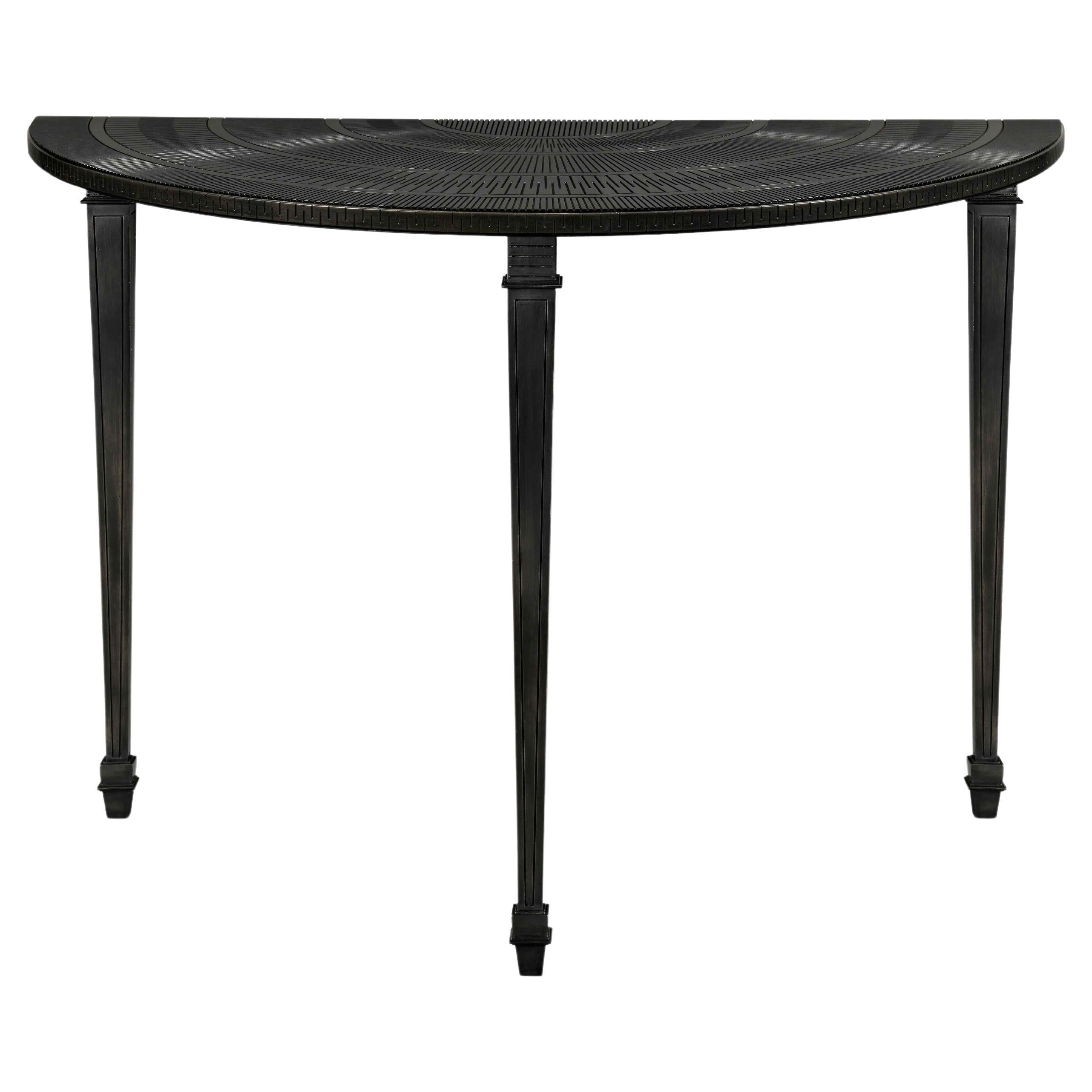 Console Ghani a mezzaluna con un design intricato, finitura metallica e gambe affusolate