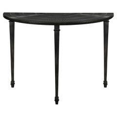Console Ghani a mezzaluna con un design intricato, finitura metallica e gambe affusolate