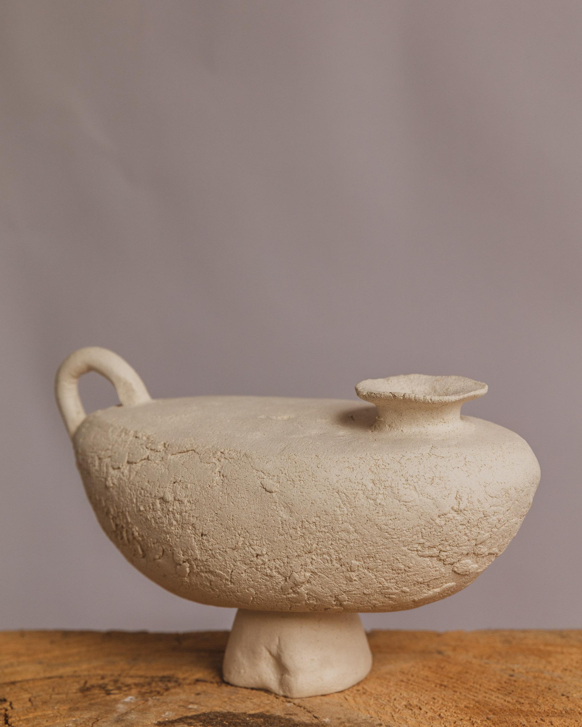 Half Moon Jug Artes y manualidades en venta