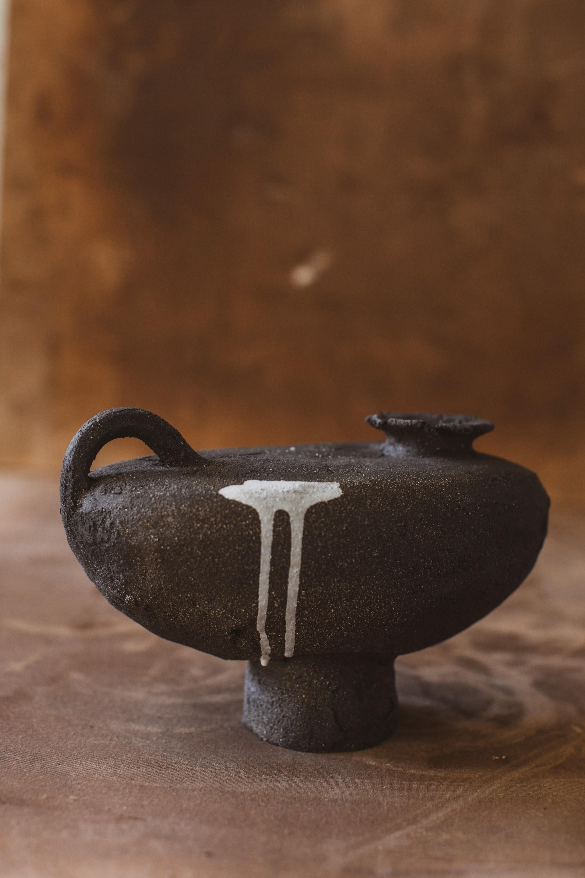 Half Moon Jug en Nuevo estado para la venta en Brooklyn, NY