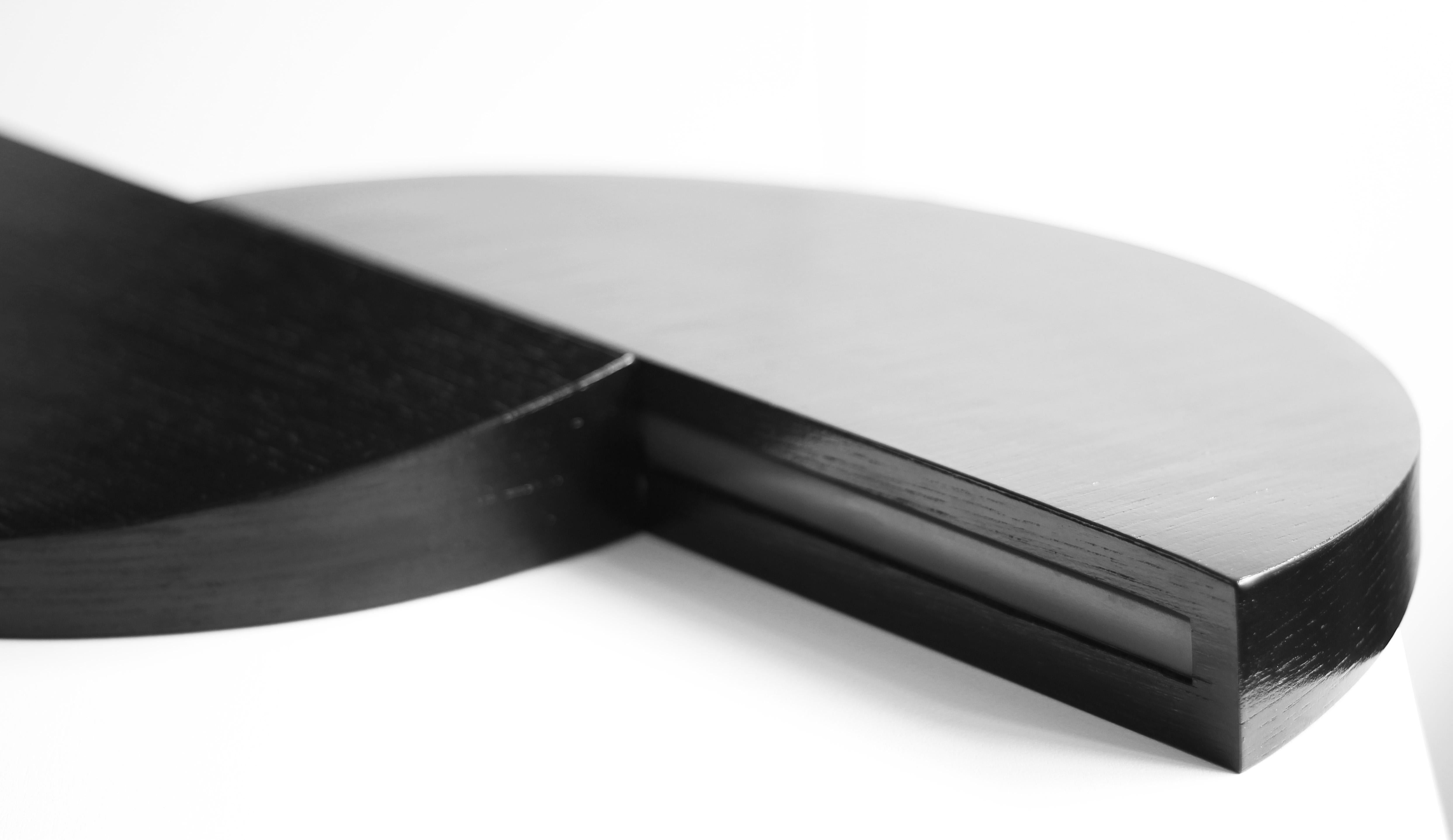 Studio Verbaan presenta il suo primo progetto di lampada, caratterizzato dalle mezze lune. Ispirato dal contrasto tra il nero e uno sfondo neutro, il design si propone di
per evidenziare come il nero possa prendere vita se abbinato alla