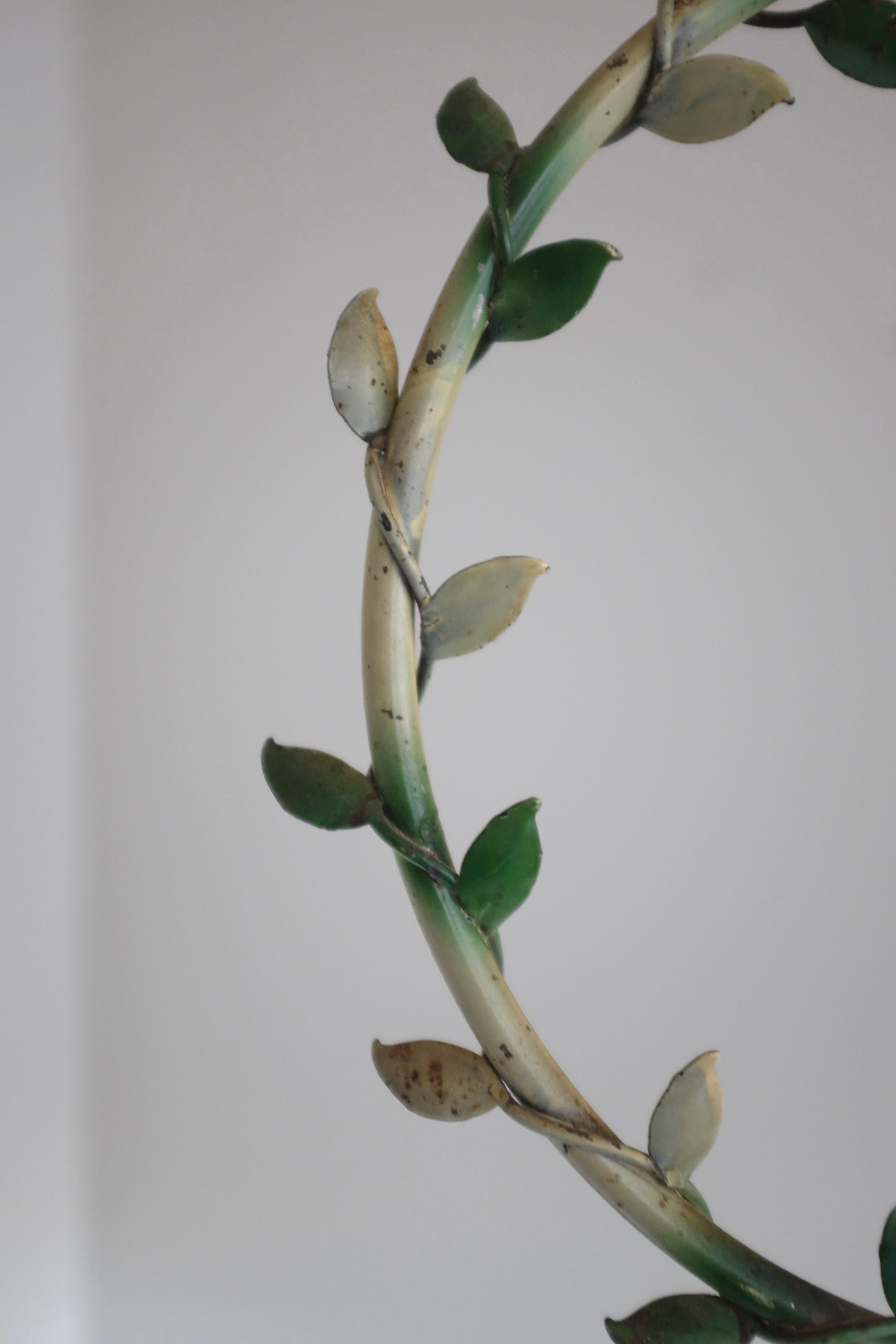 Scandinavo moderno Ciondolo da esterno decorato con foglie a mezza luna in vendita