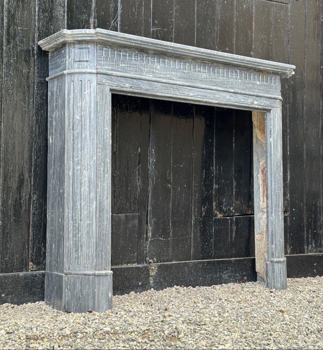 Cheminée en demi-lune de style Louis XVI en marbre bleu turquin 

Dimensions du foyer : 94 x 96 cm