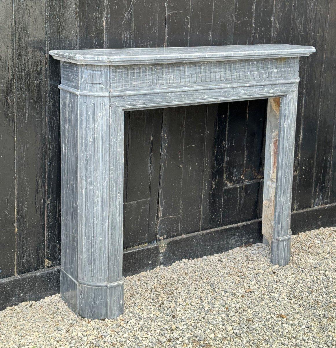 Cheminée demi-lune de style Louis XVI en marbre bleu Turquin Circa 1900 en vente 2