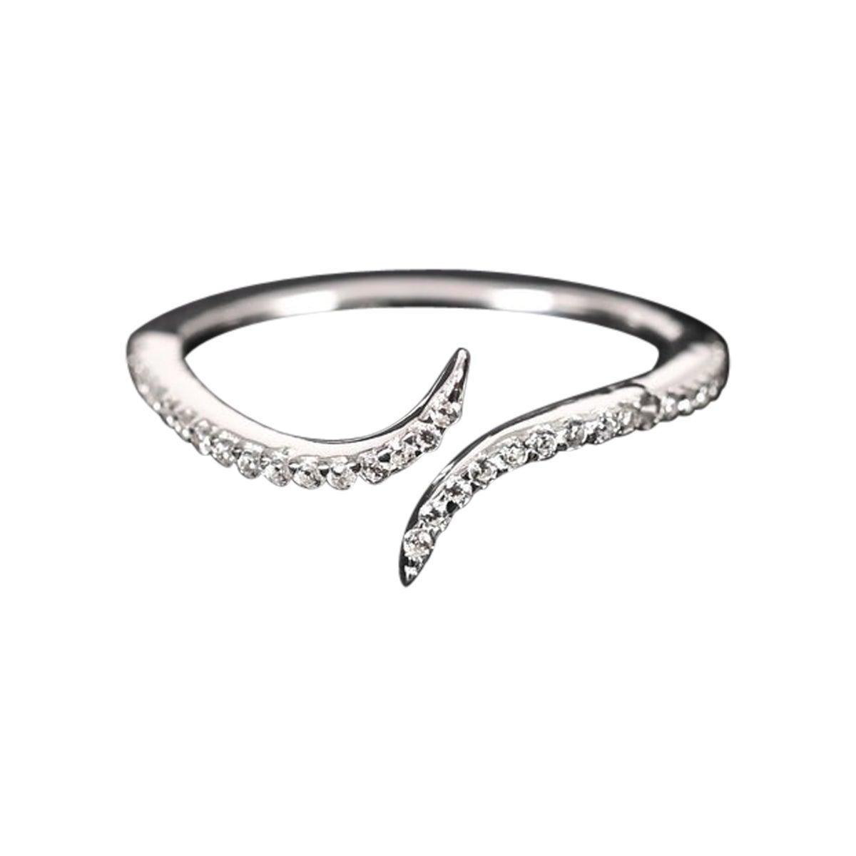 Anillo de moissanita en forma de media luna Anillo de compromiso básico de plata de ley 925 . en venta